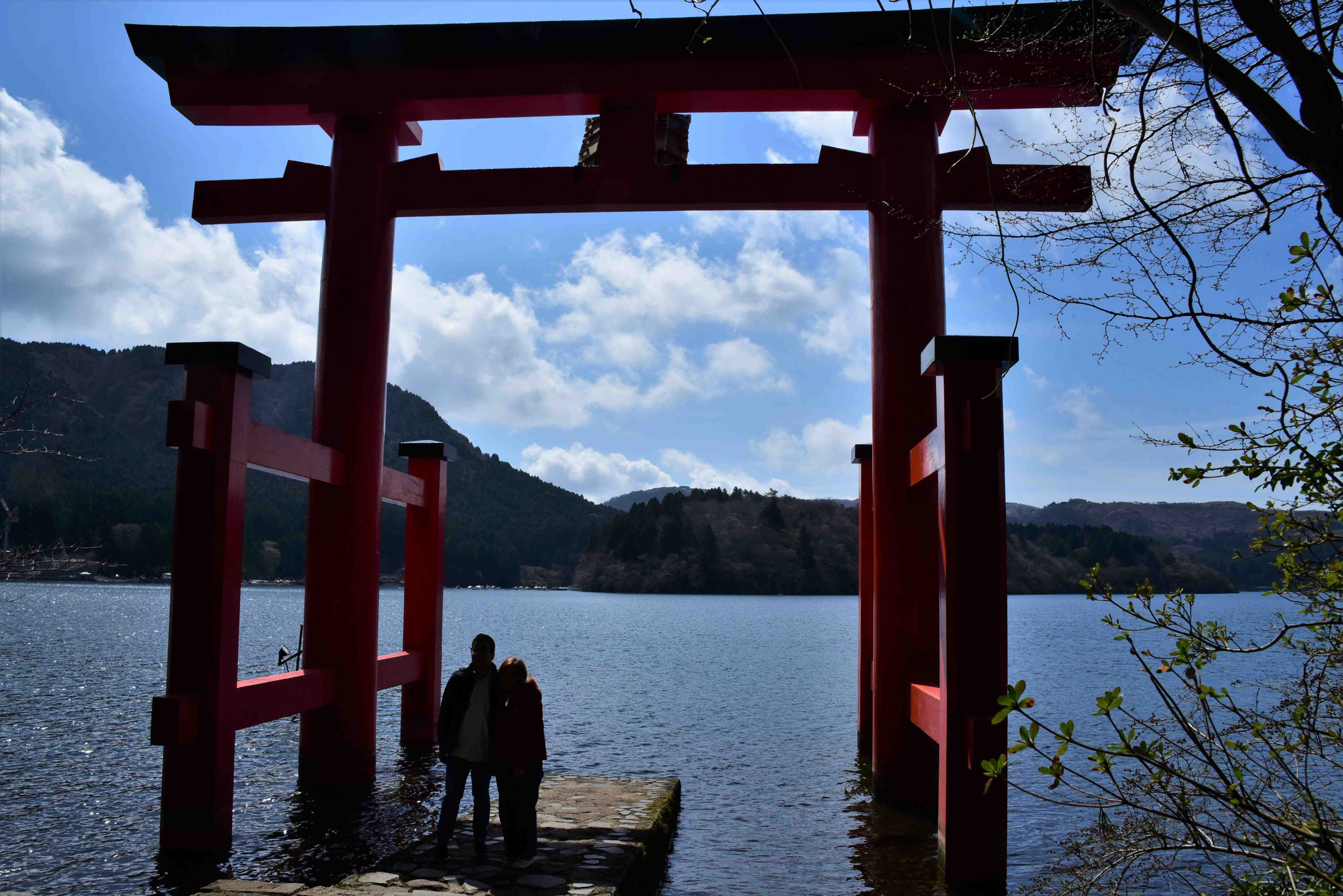Torbogen im See - hier machen die Japaner viele Erinnerungsfotos (und sie haben viel Zeit)