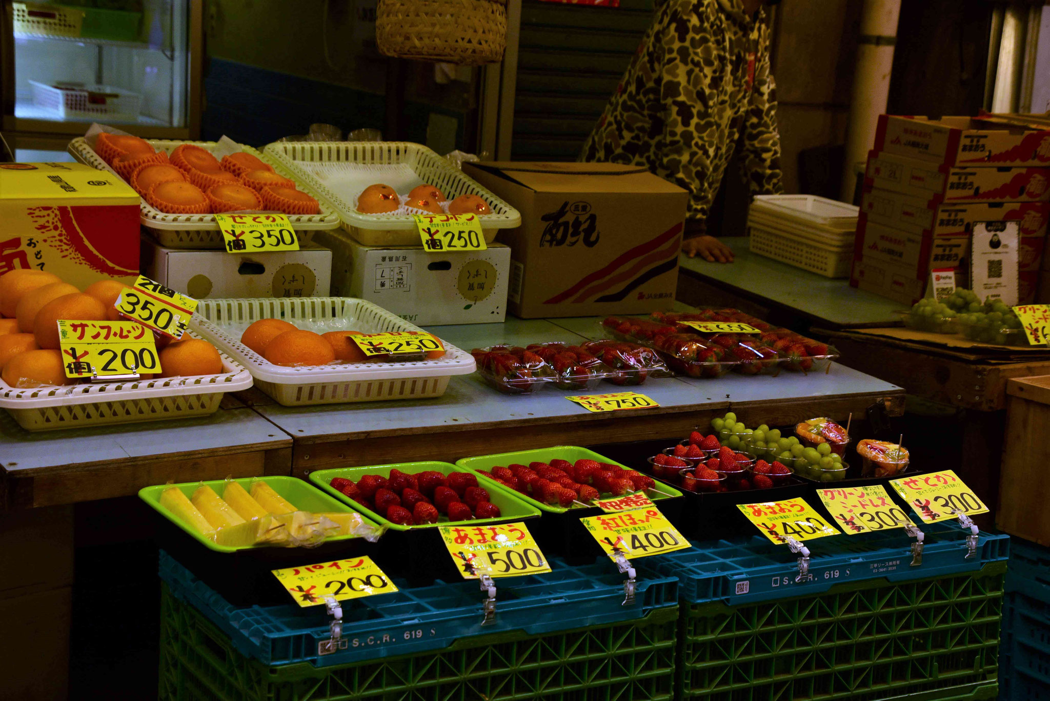 Obst- und Dessertstand - Erdbeeren am Spieß