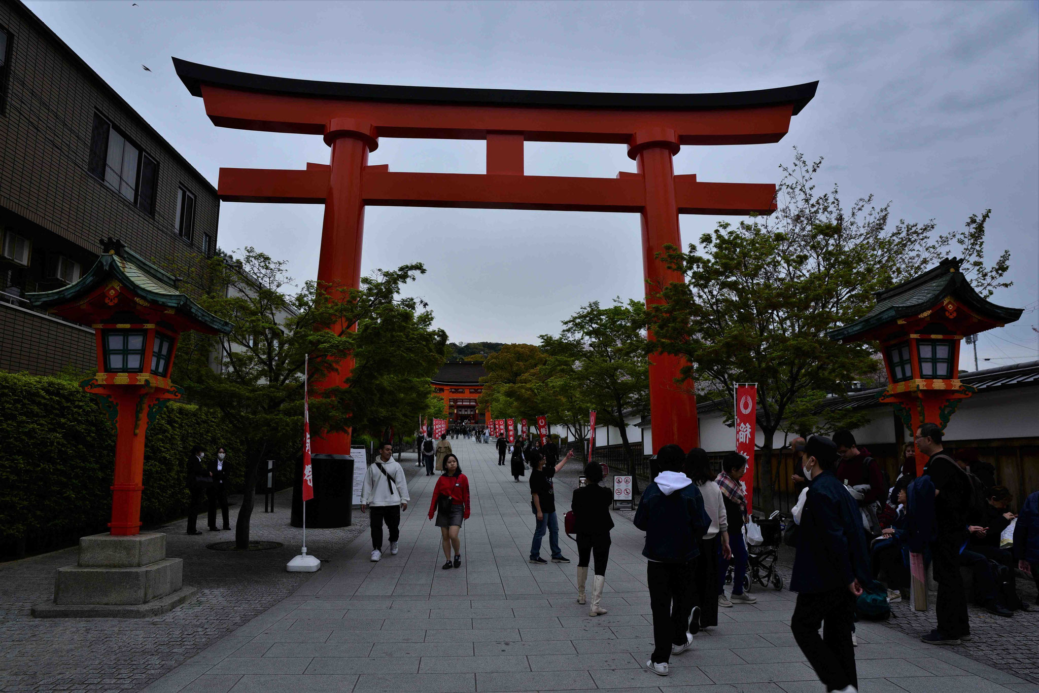 Erstes Torii zum Fushimi-Inari-Schrein