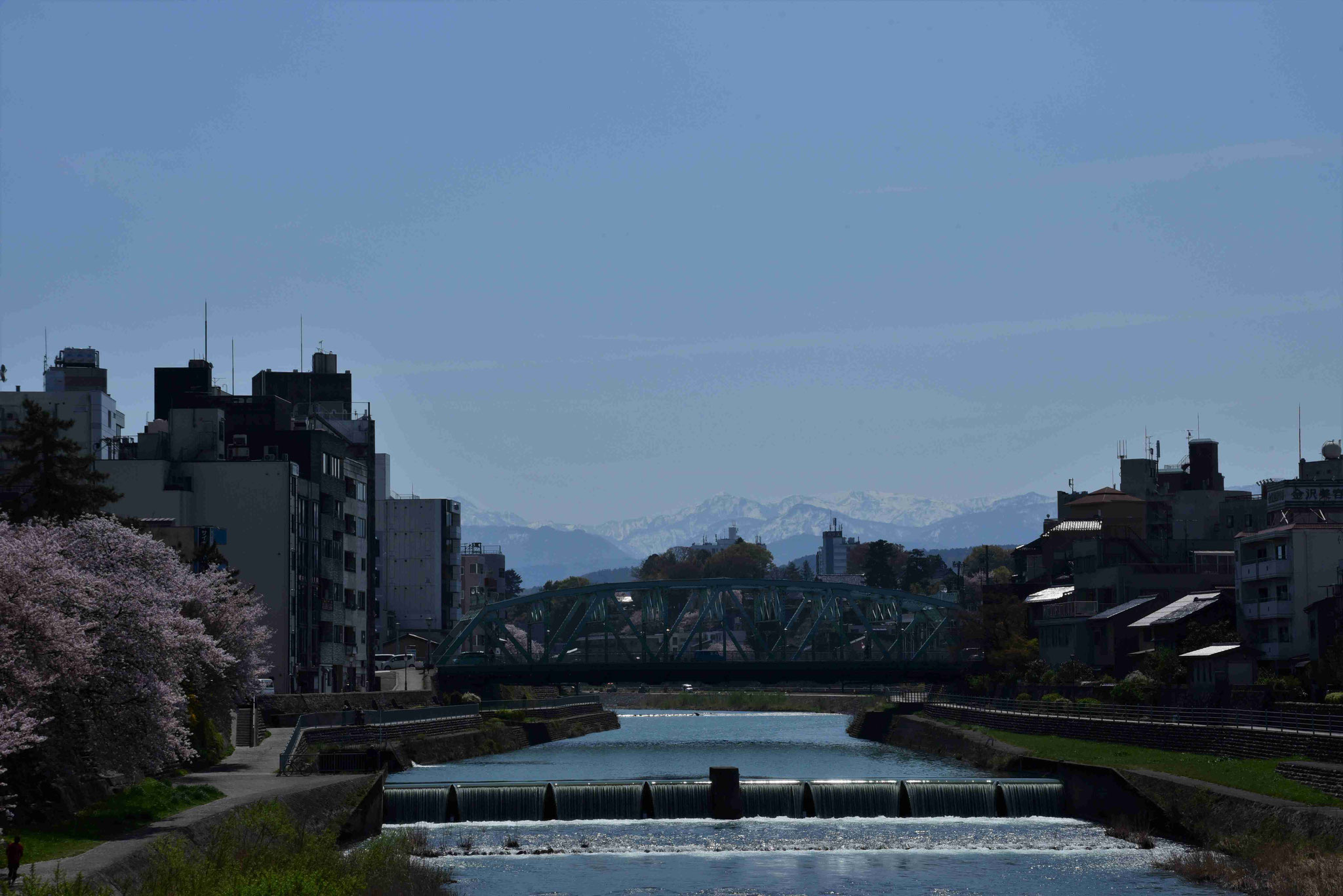 Blick auf die Berge - irgendwo da hinten könnte Shirakawa-go liegen