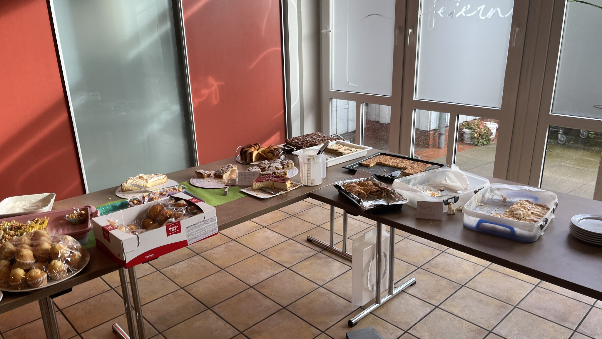 Sehr viele Leckereien wurden mit-gebracht! Herzlichen Dank dafür!