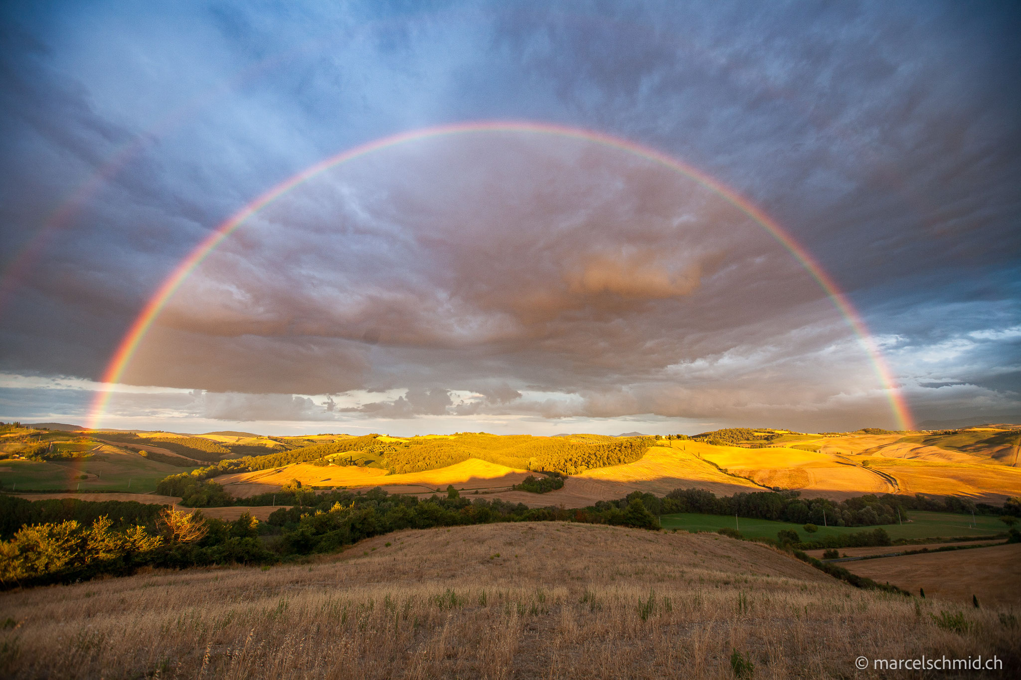Regenbogen über dem Val d'Orcia, Toscana, Italien