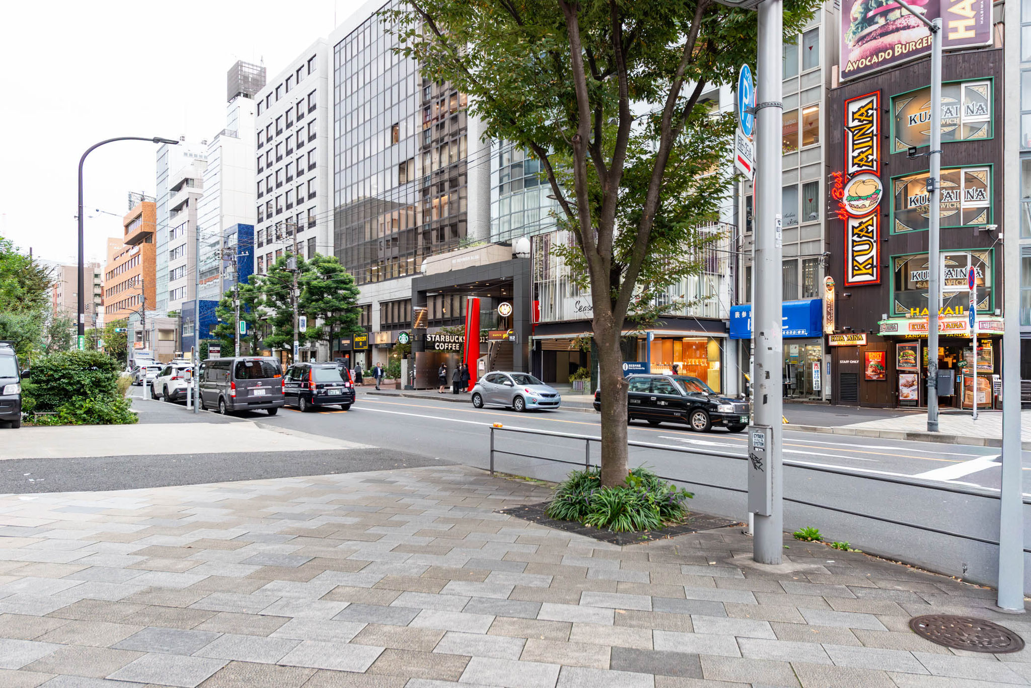 B1から南青山五丁目交差点を左折　骨董通り沿いに進みます