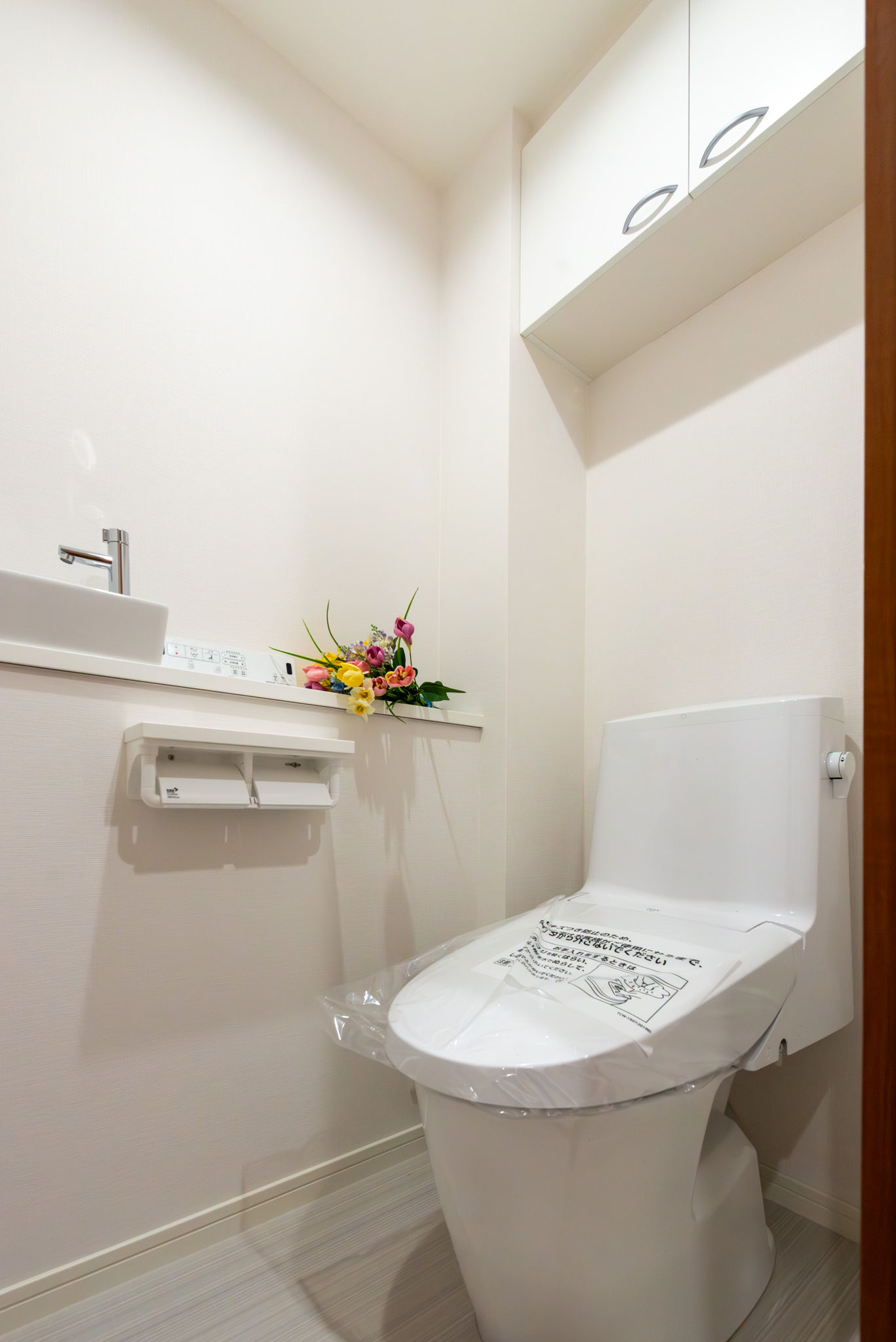 トイレは吊戸棚と手洗いカウンター付き