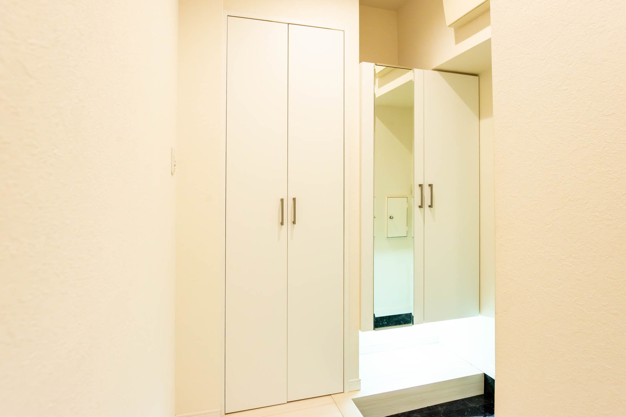 玄関収納（ミラー付き）