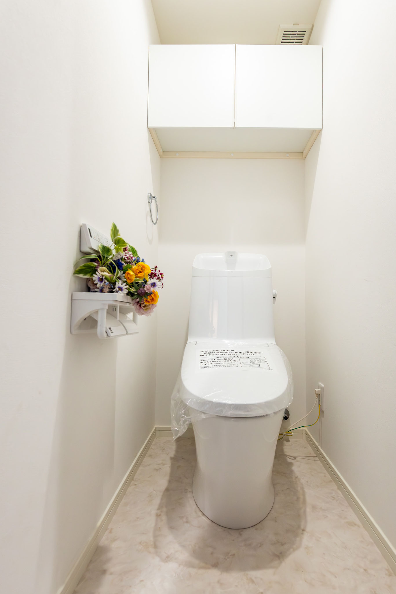 トイレには吊戸棚を設置しました　ちょっと便利な棚付きの2連紙巻器をご用意