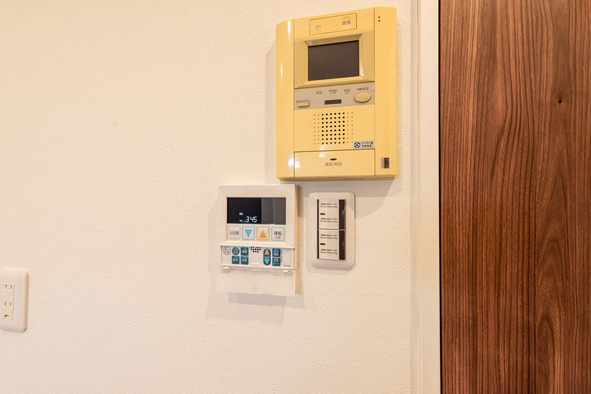 キッチンの給湯リモコンとモニター付きインターフォン
