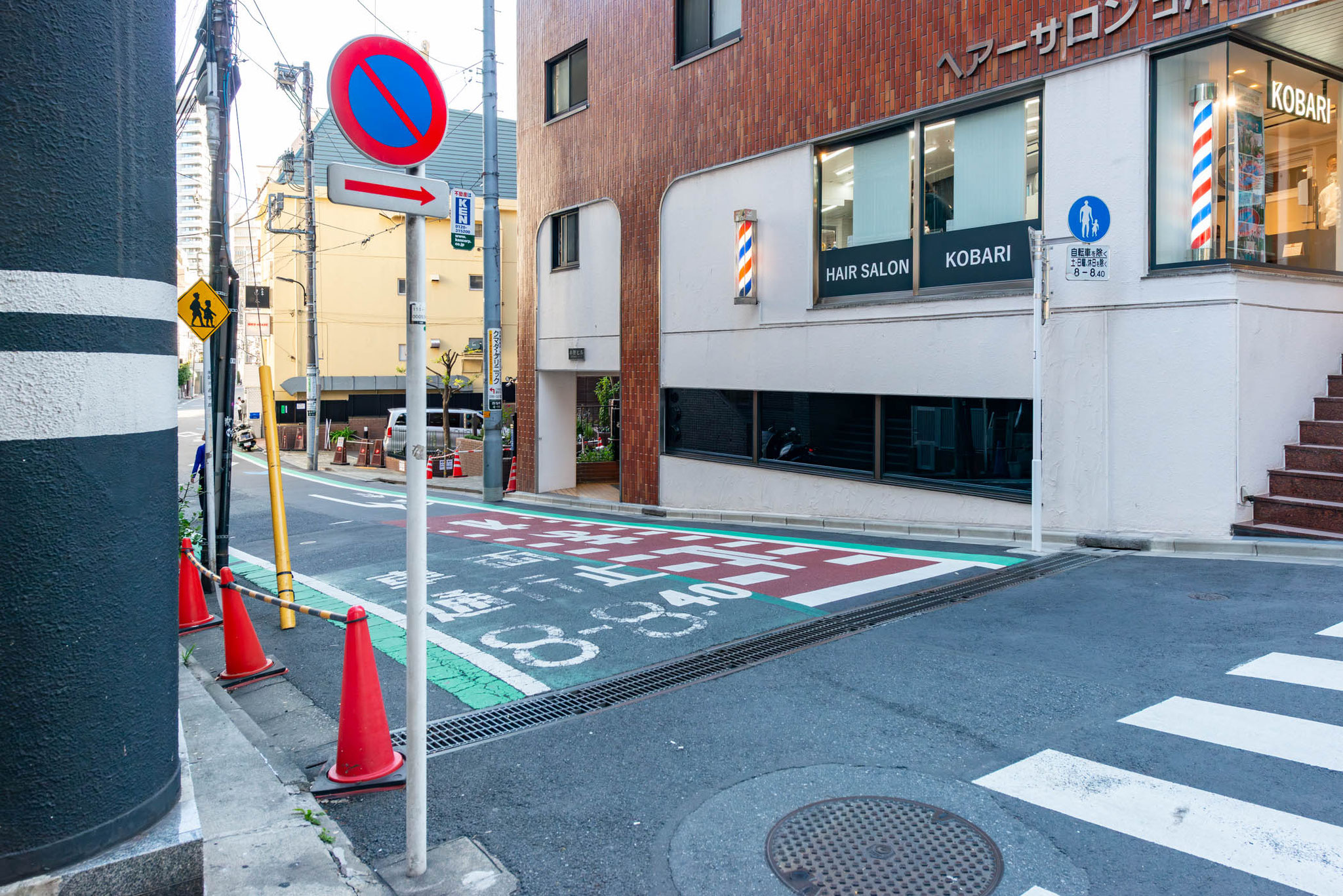 「六本木」駅ルートの現地入り口　「ヘアーサロン コバリ」が目印　左折70m