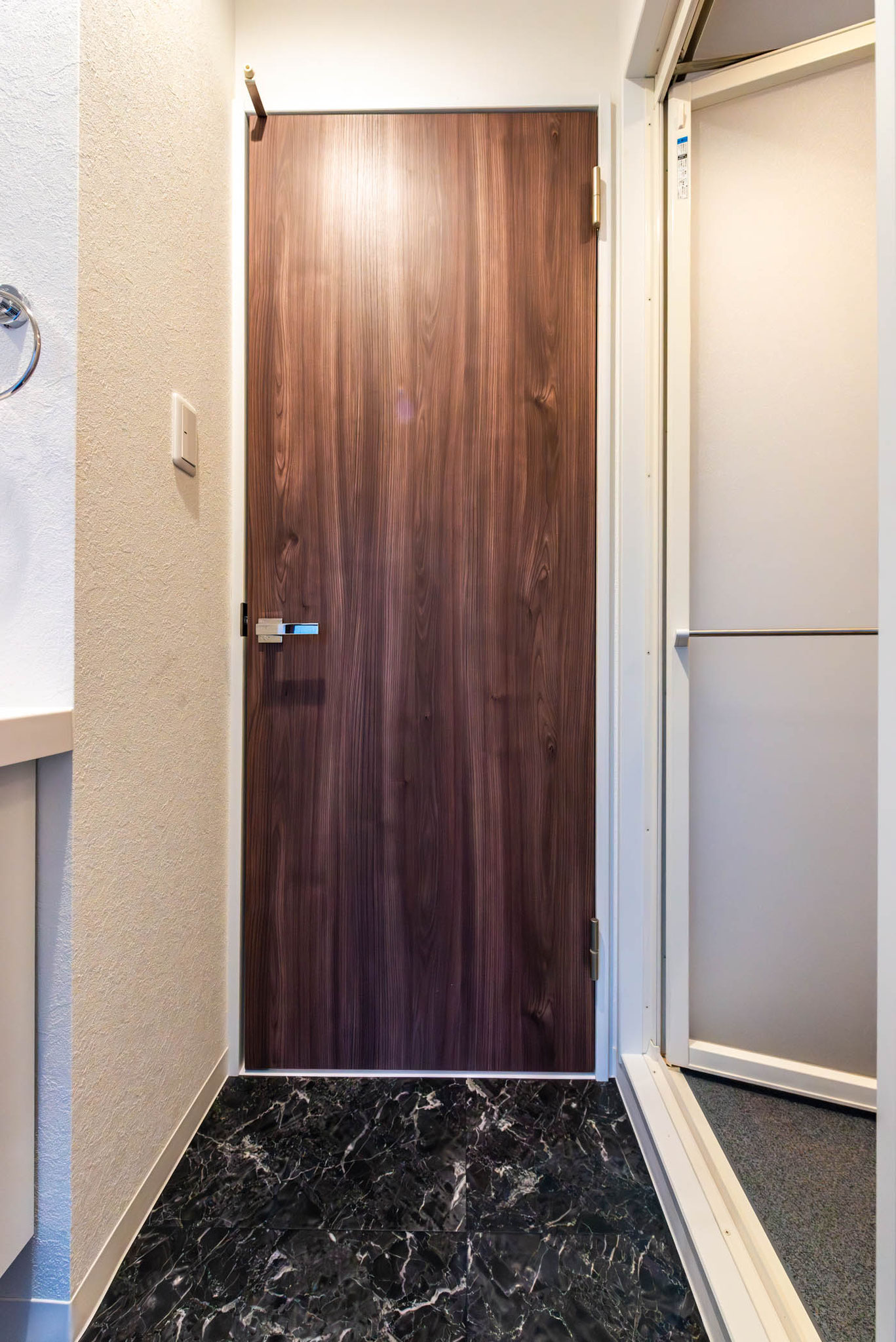 洗面室　右が浴室