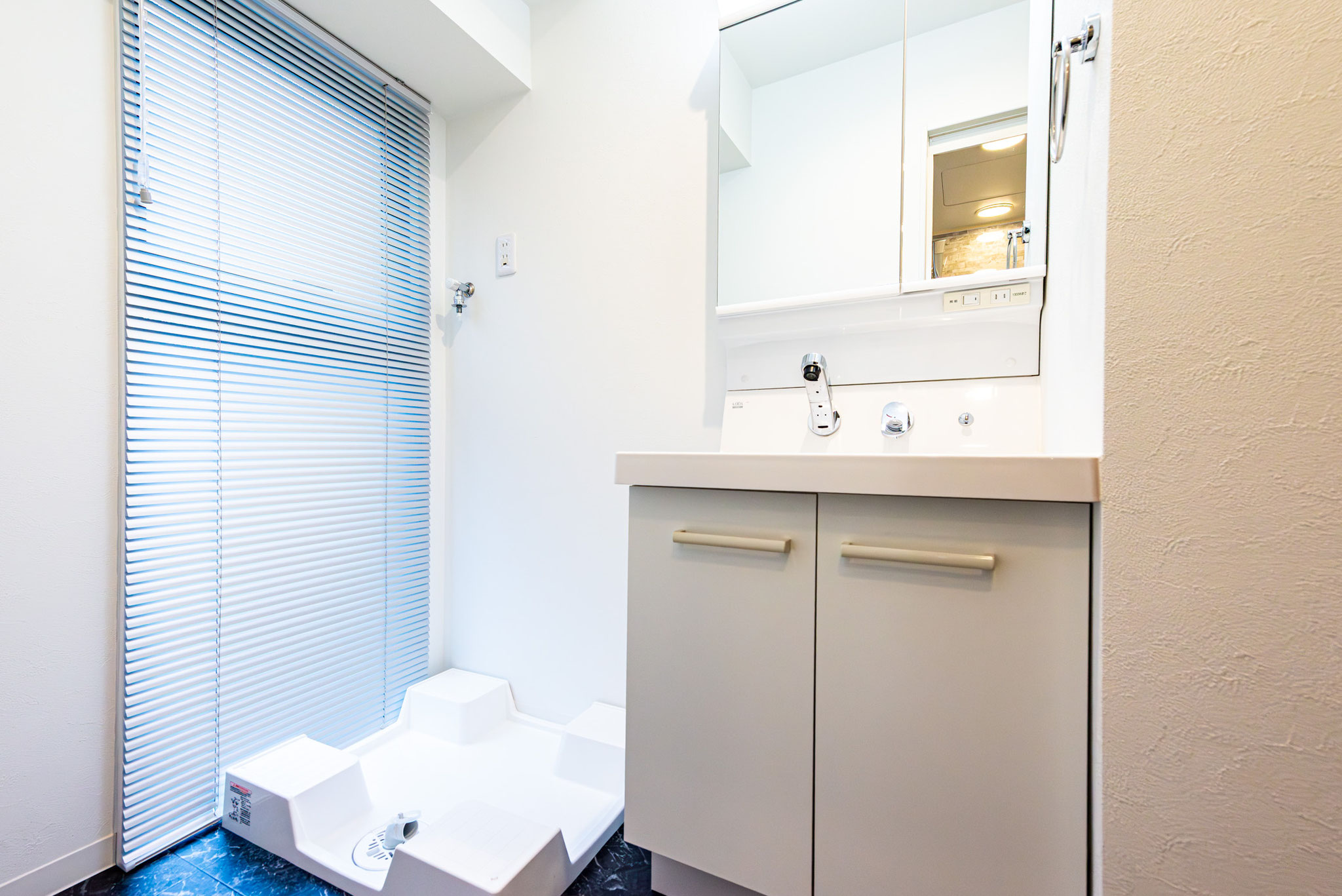 開口部にブラインドを新設しました