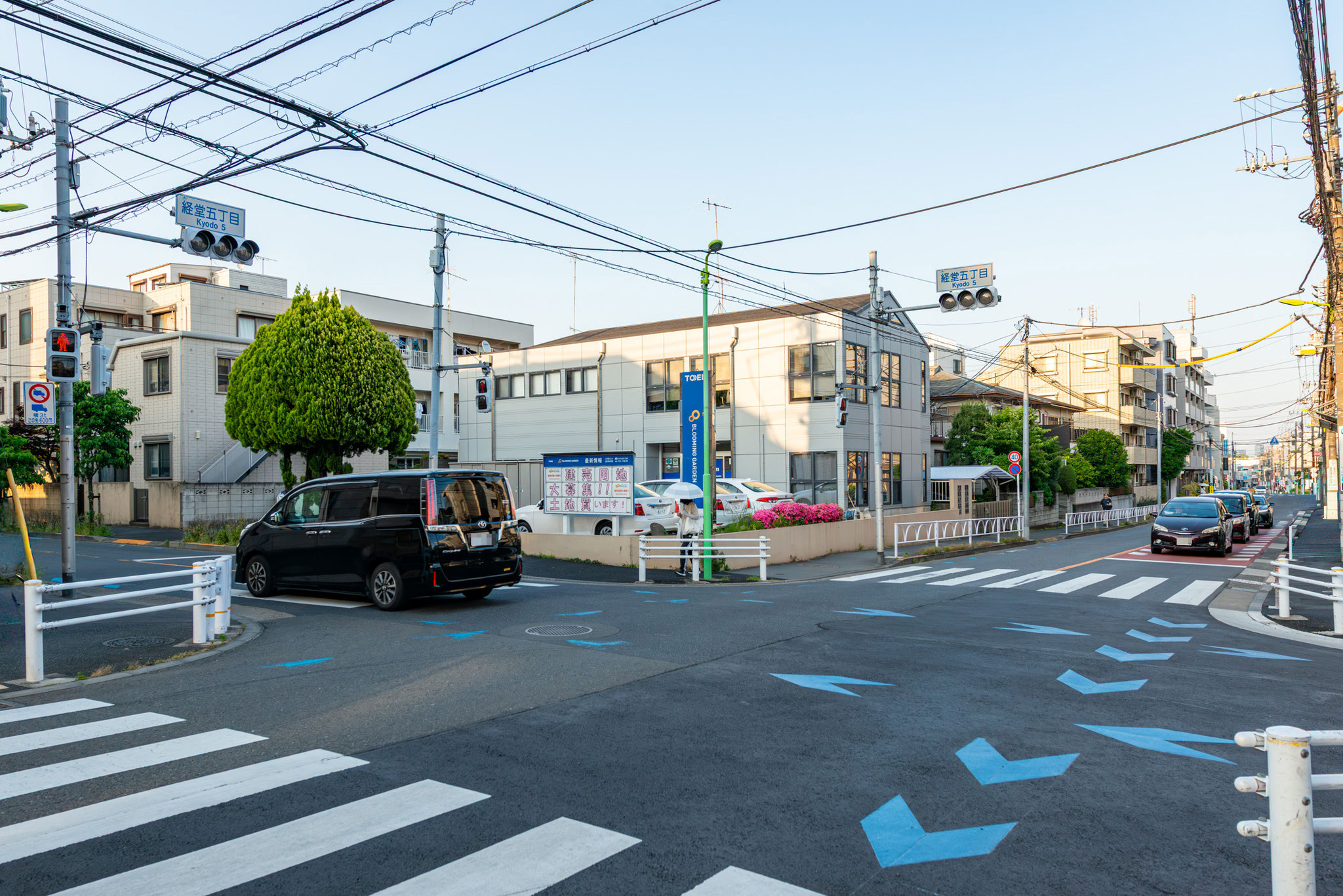 通りの向かい側から撮影した現地