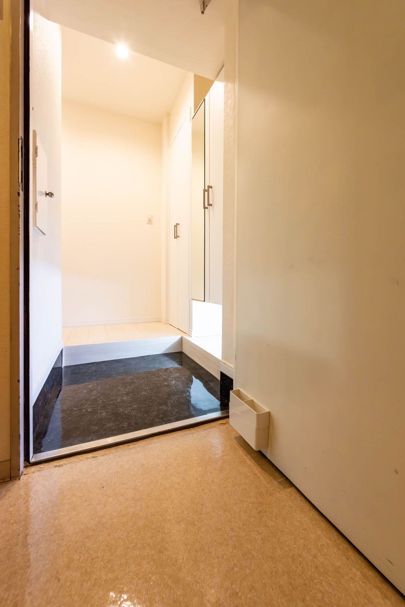 玄関　フットライトがあります