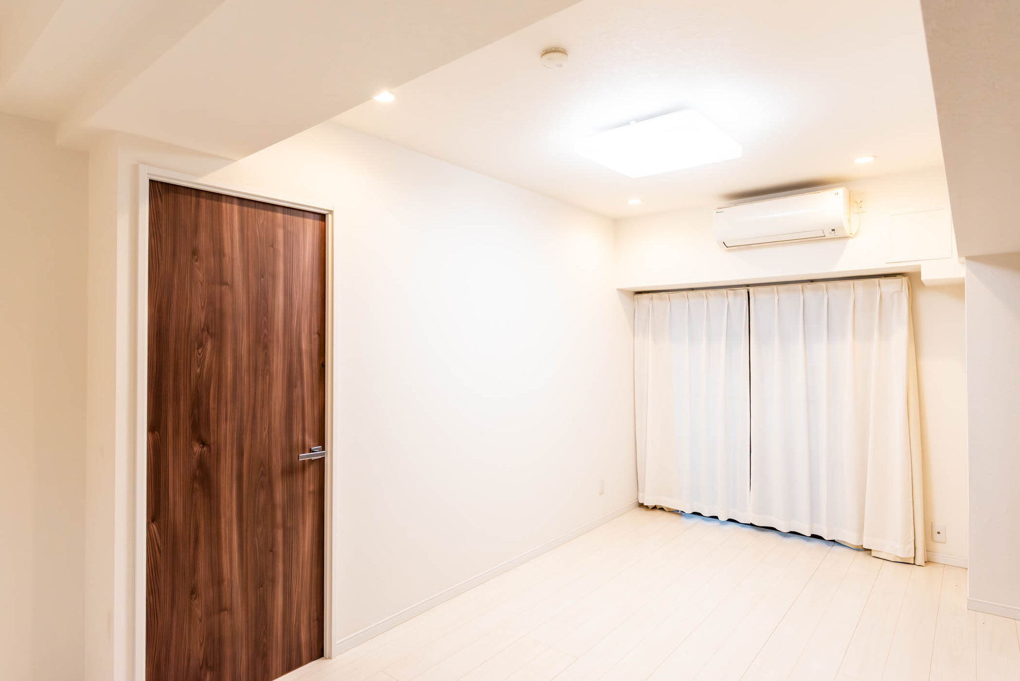 LDK（左が洋室　カーテンは除きます）