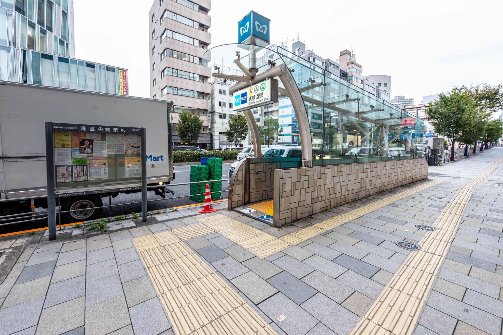 「表参道」駅　B１出口　（エレベータはB３出口）