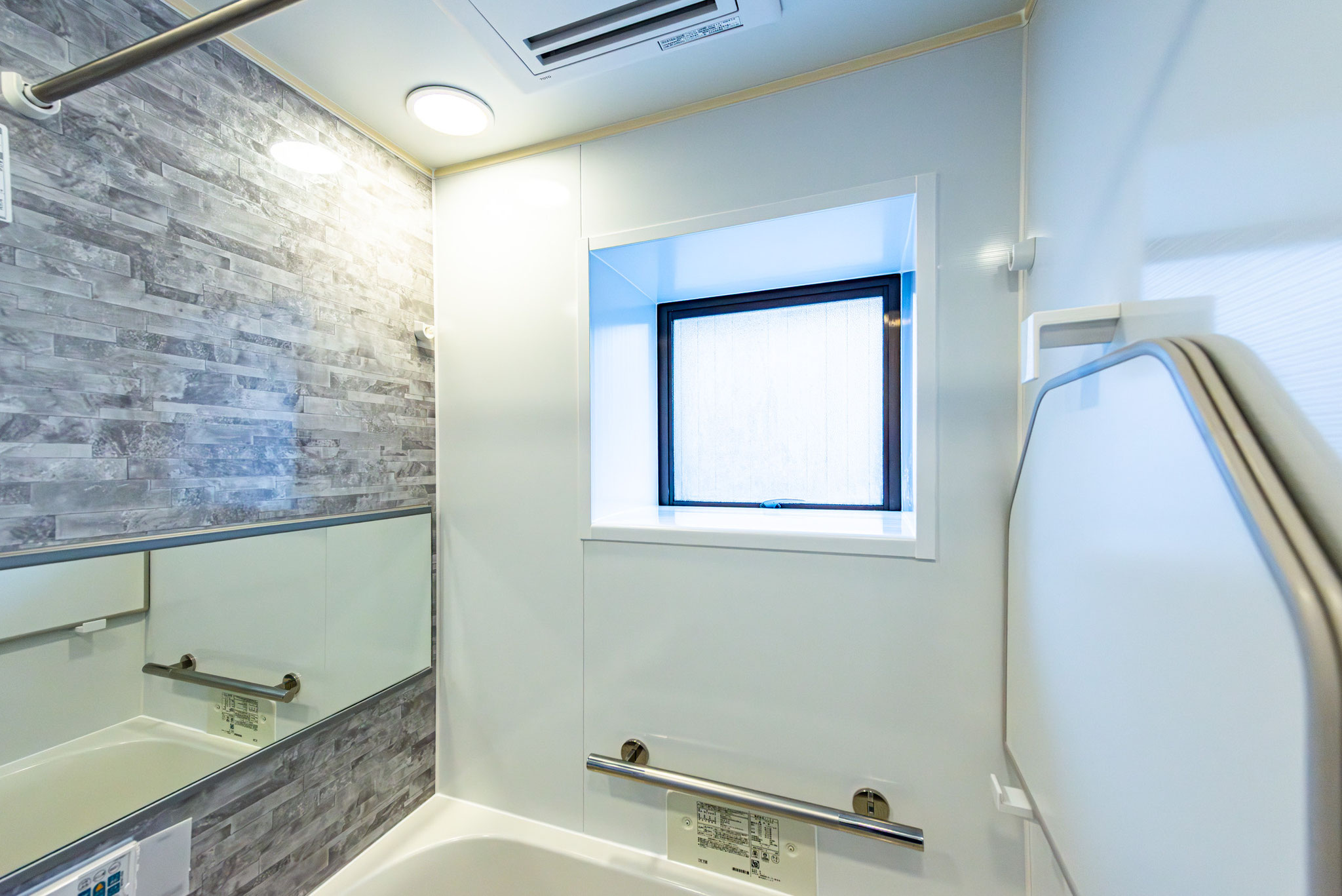 浴室の出窓　開放感があります