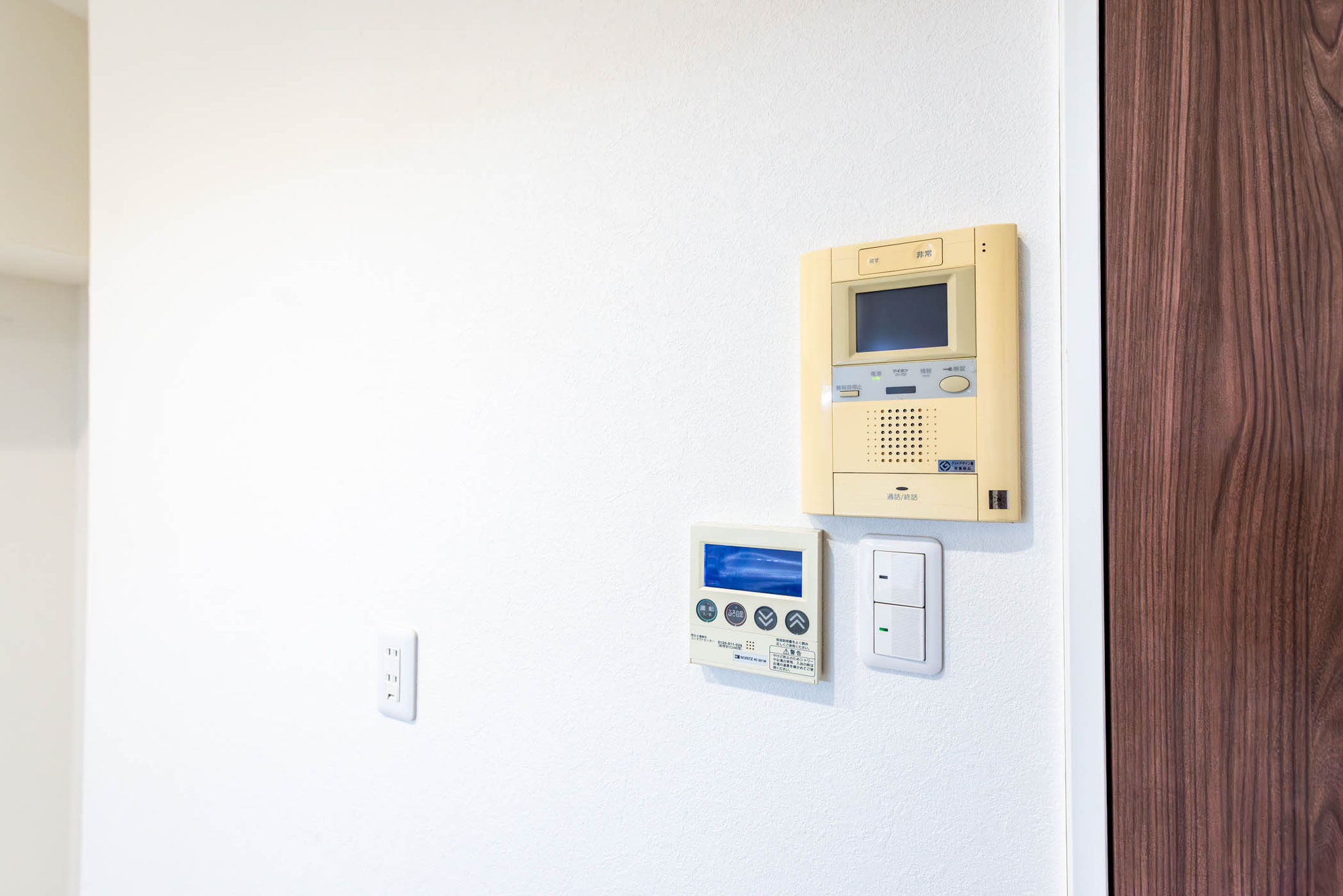 モニター付インターフォンと給湯リモコン