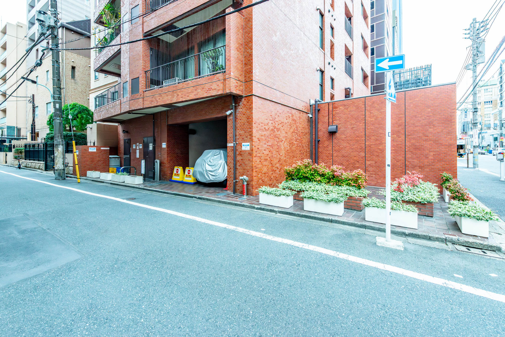 外観（ゴミ置き場・駐車場）　2025年10月21日撮影