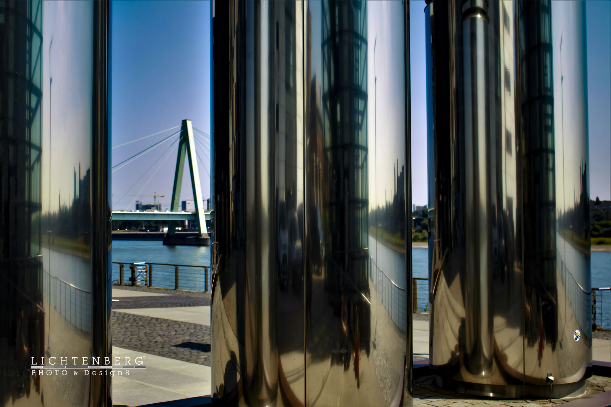 Silberne Rohre und Severinsbrücke