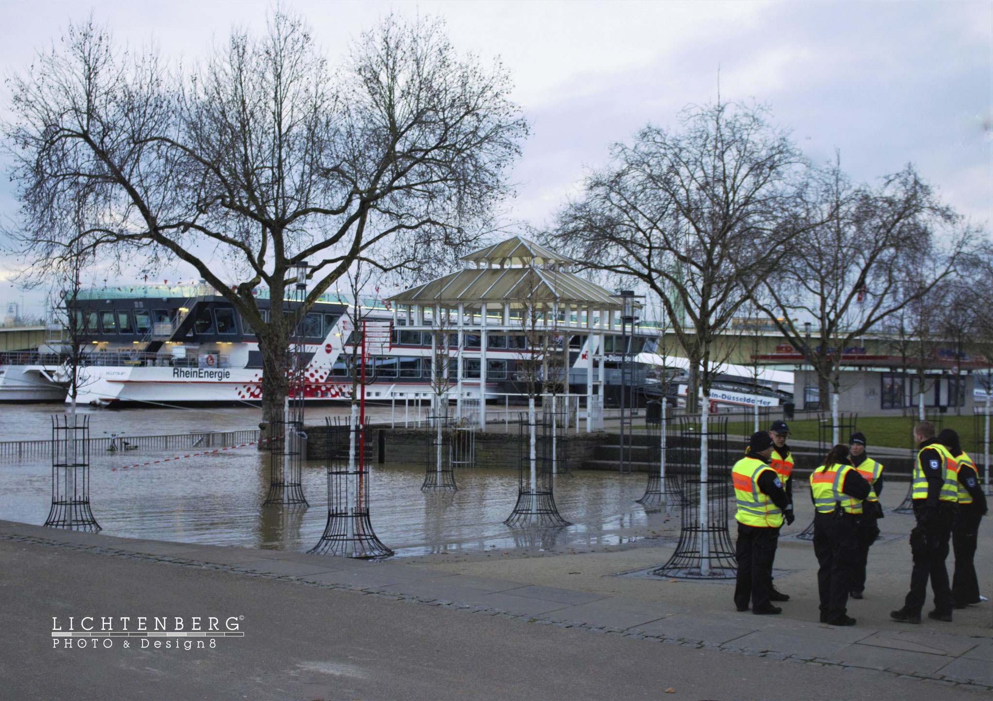 'Helfer neben der Flut im Rheinland' | 'Assistant beside the flood in Rhineland', NRW, DE, 2017