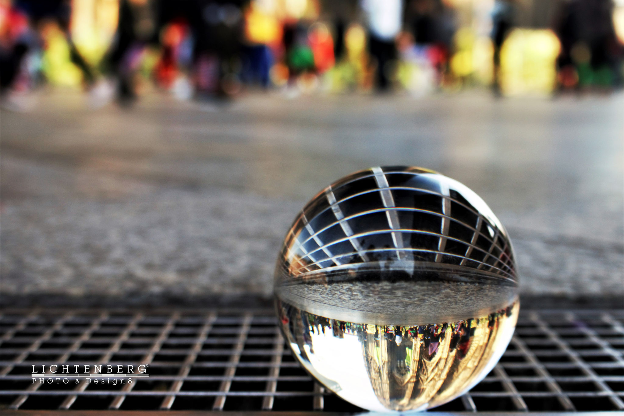 'Bilder außerhalb und in der Glas-Kugel' | 'Pictures outside and in the glass ball', NRW, DE, 2017