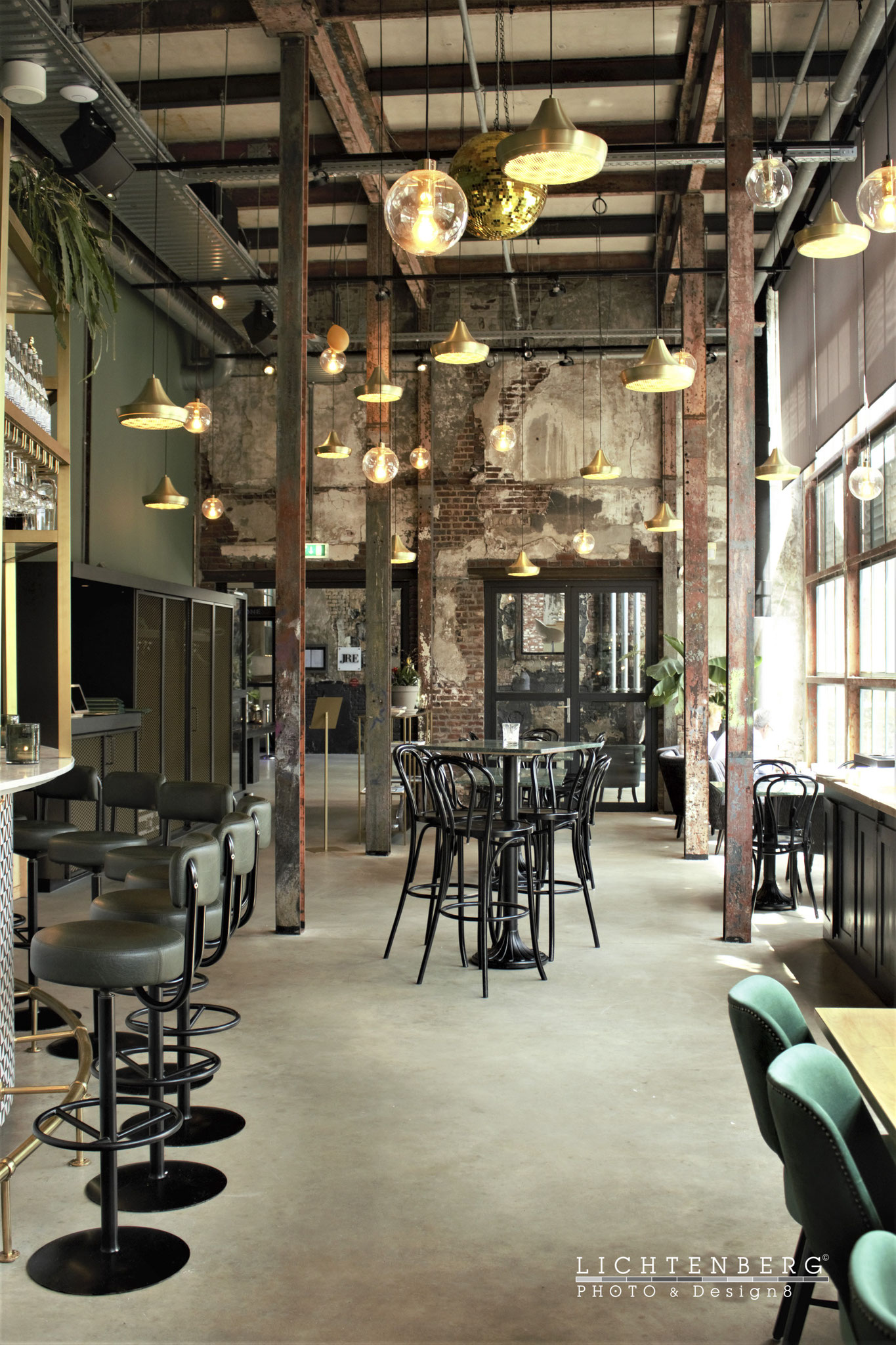 'Restaurant im Industrie-Stil mit grünen Stühlen' | 'Industrial-style restaurant with green chairs.'NL
