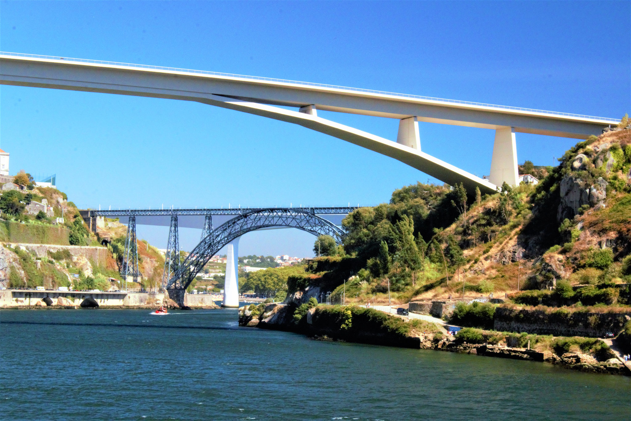 'Zwei hohe Brücken über dem Fluss' | 'Two high bridges over the river', EU 