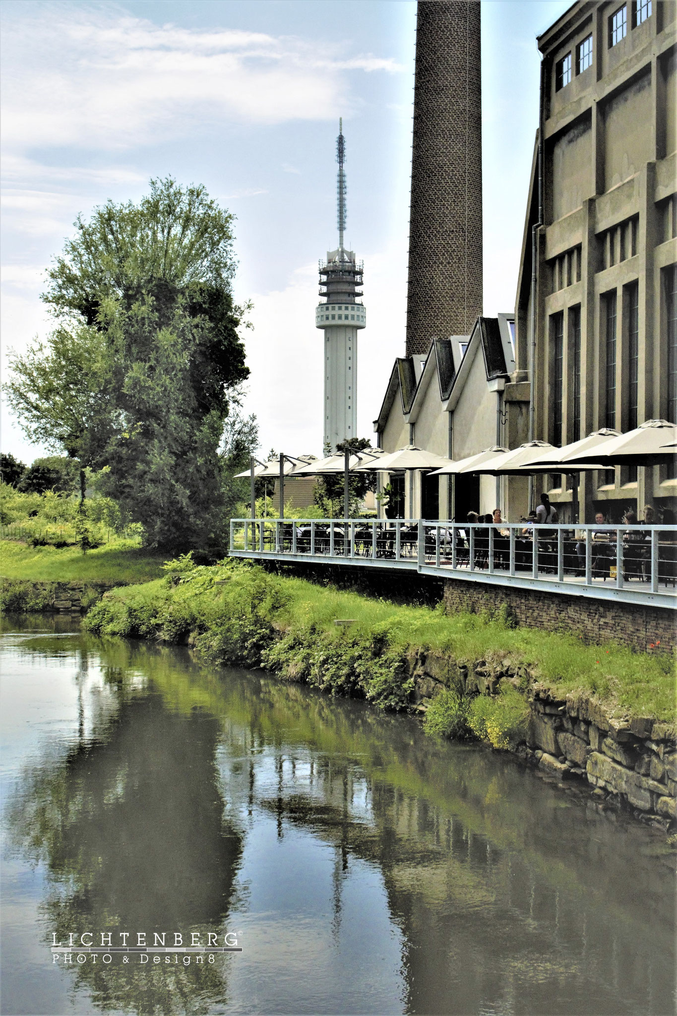 Kaminschacht neben dem Turm