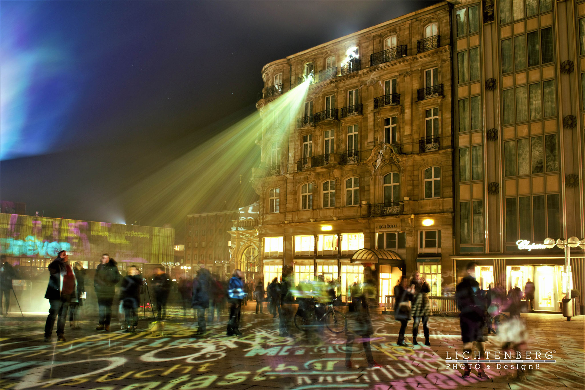 'Licht-Strahlen treffen auf Inhalt' |  'Light rays hit content' - "Time Drifts Cologne" from Philipp Geist, DE, Silvester, 2016-12
