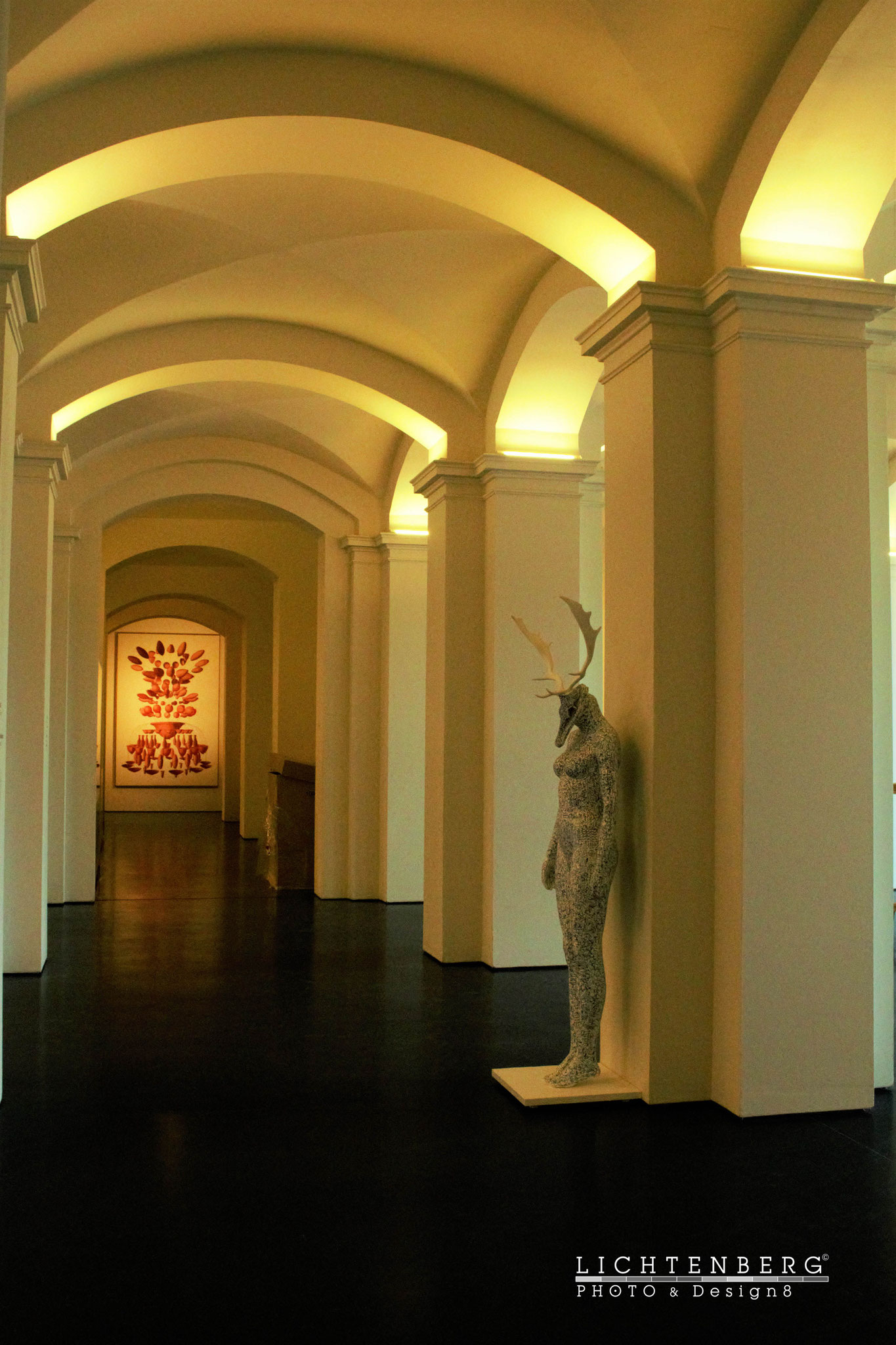 'Beleuchteter Bogenweg und Skulptur' | 'Illuminated archway and sculpture', RM, RP, EU, 2016-09