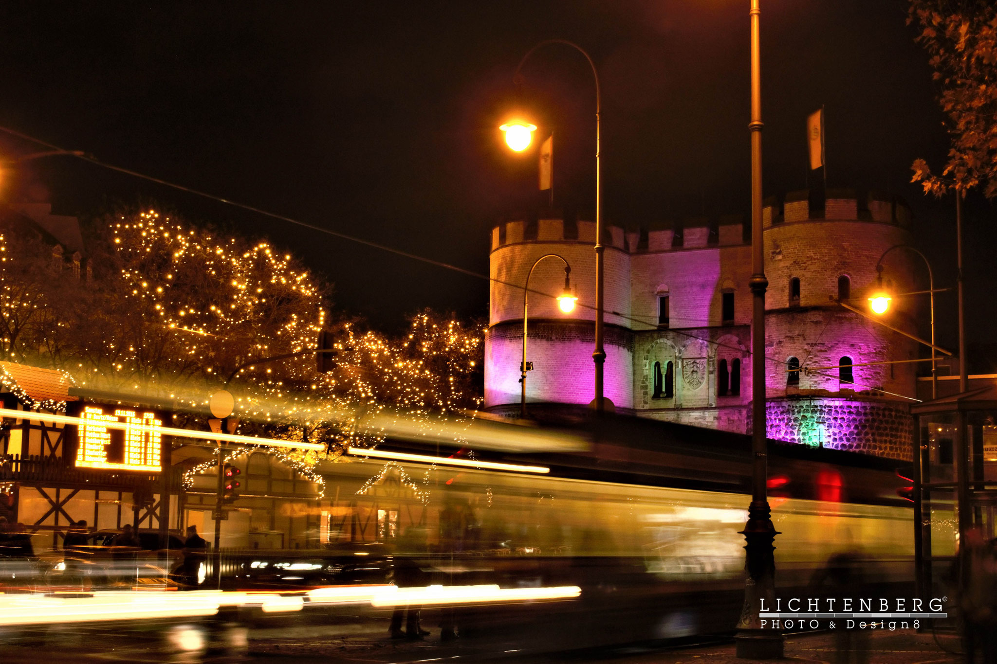 'Rosa-grün beleuchtetes Burgtor und durchsichtige Straßenbahn' | 'Rose's green illuminated castle gate and transparent traffic streetcar', DE, 2016-11