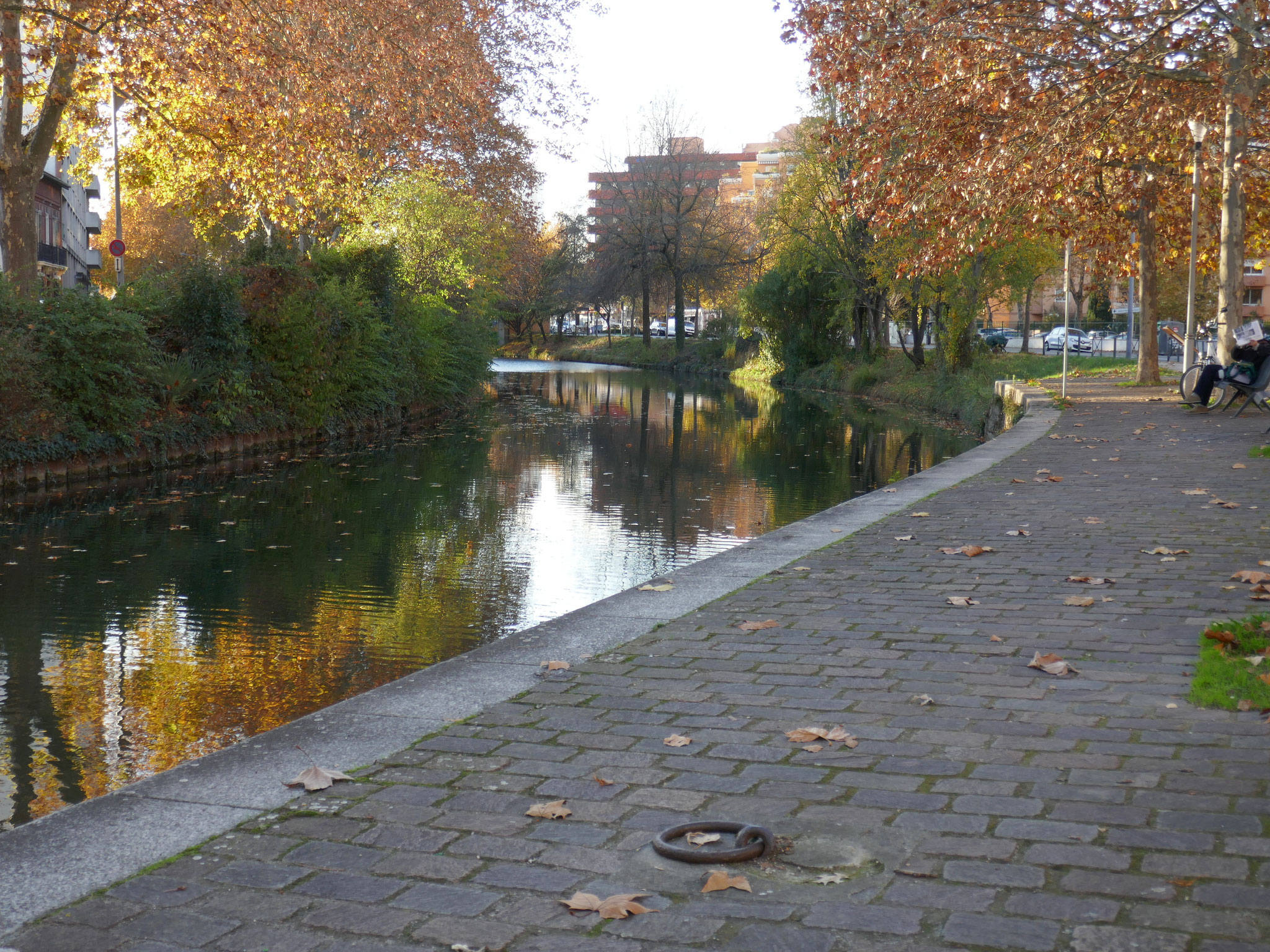 un anneau d'amarrage subsiste sur le quai
