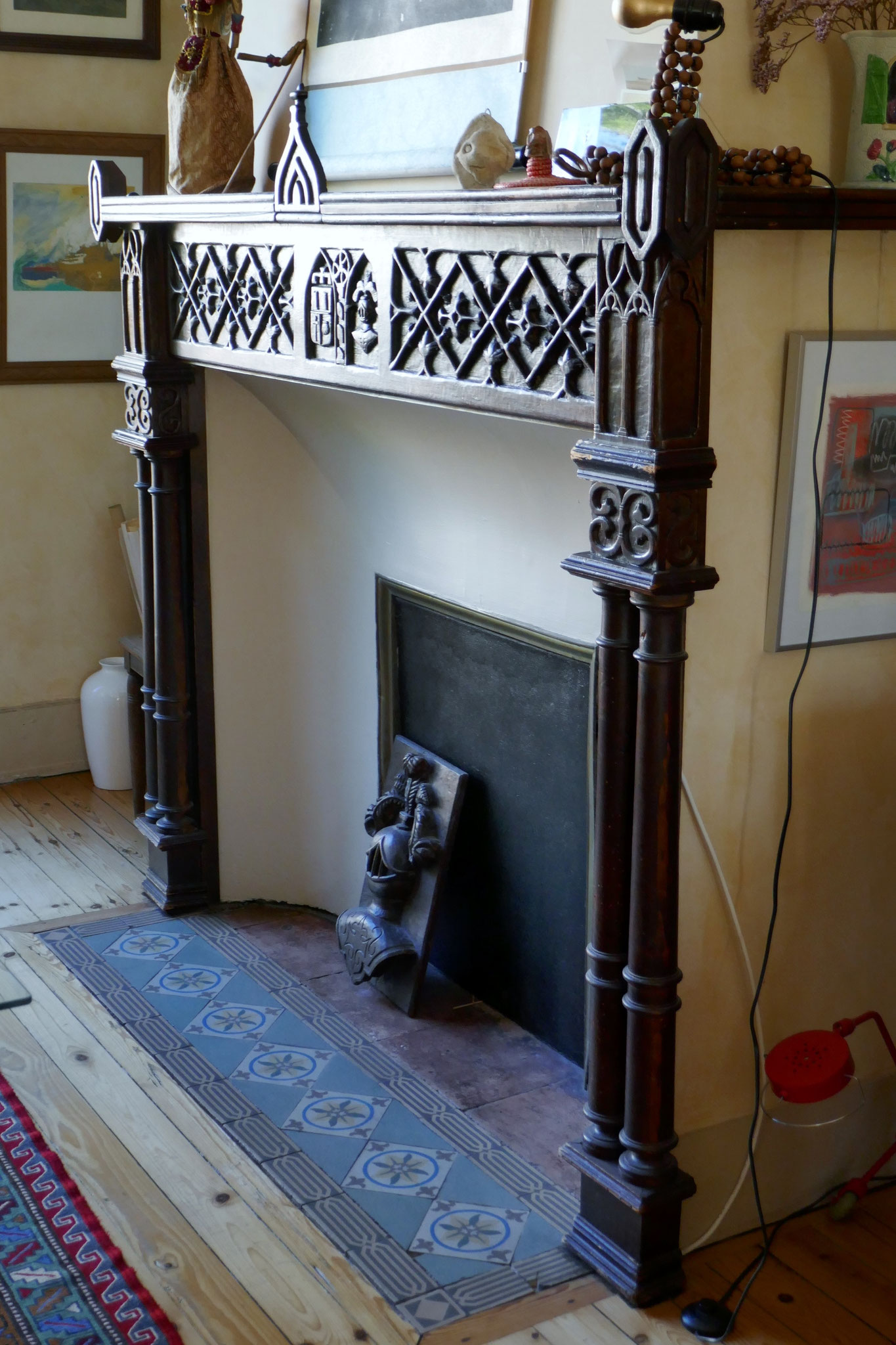 1915 environ. Le heaume posé sur le carrelage ornait à l'origine la hotte dont le lambris croisillonné a paru trop chargé pour subsister.