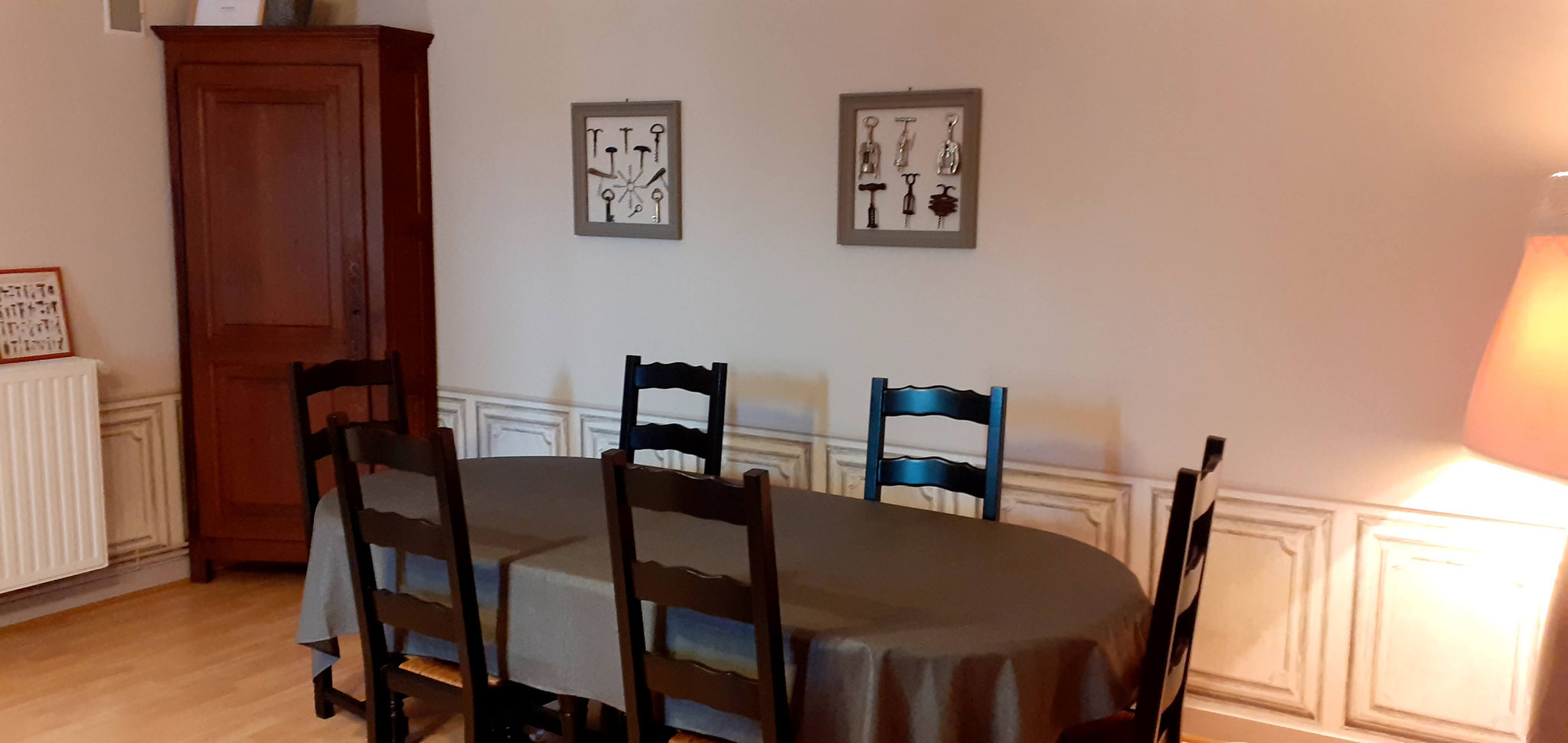 salle de séjour des hôtes la groie l'abbé coin repas