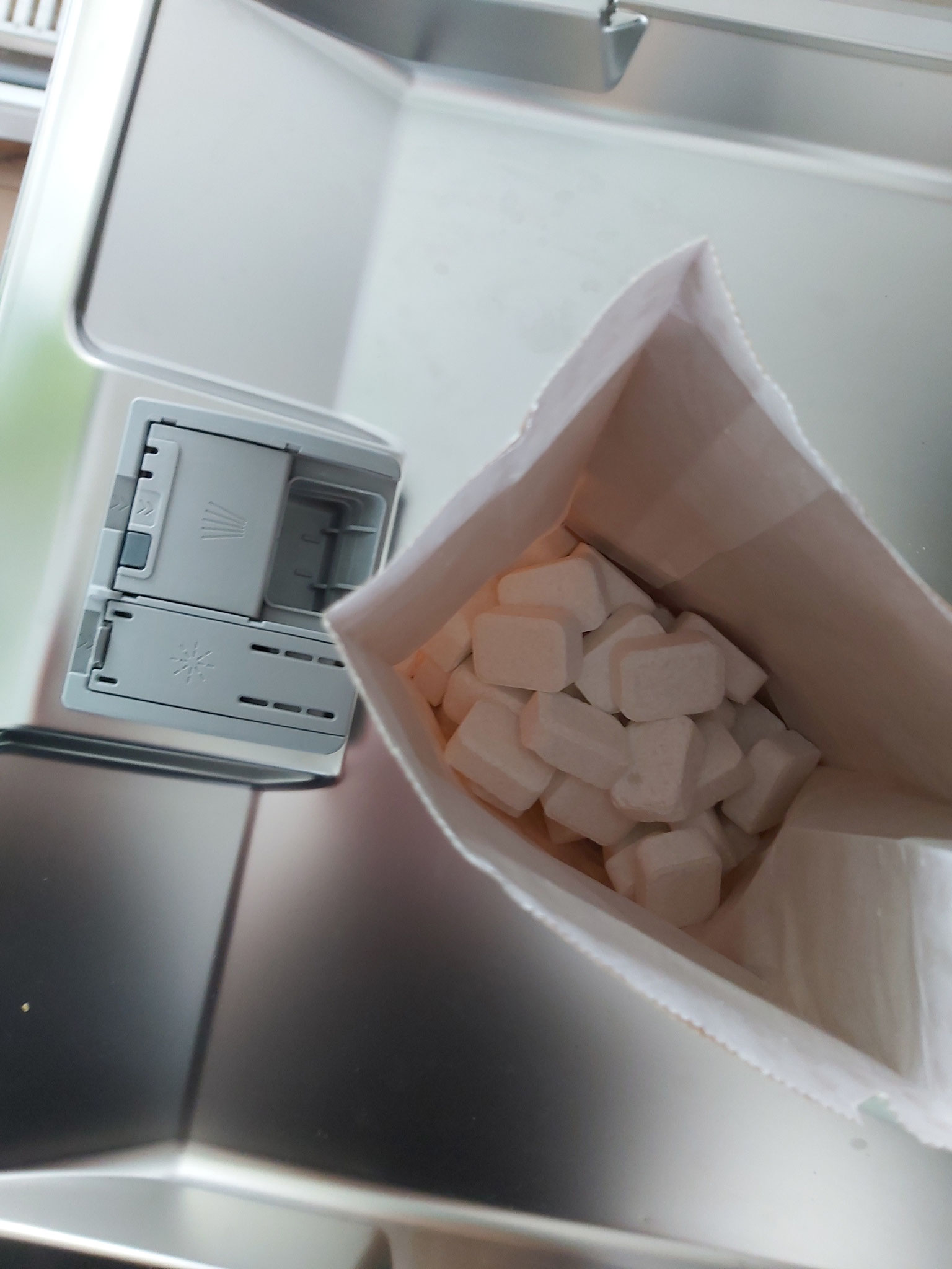 Die unverpackten Spülmaschinentabs in der Papiertüte