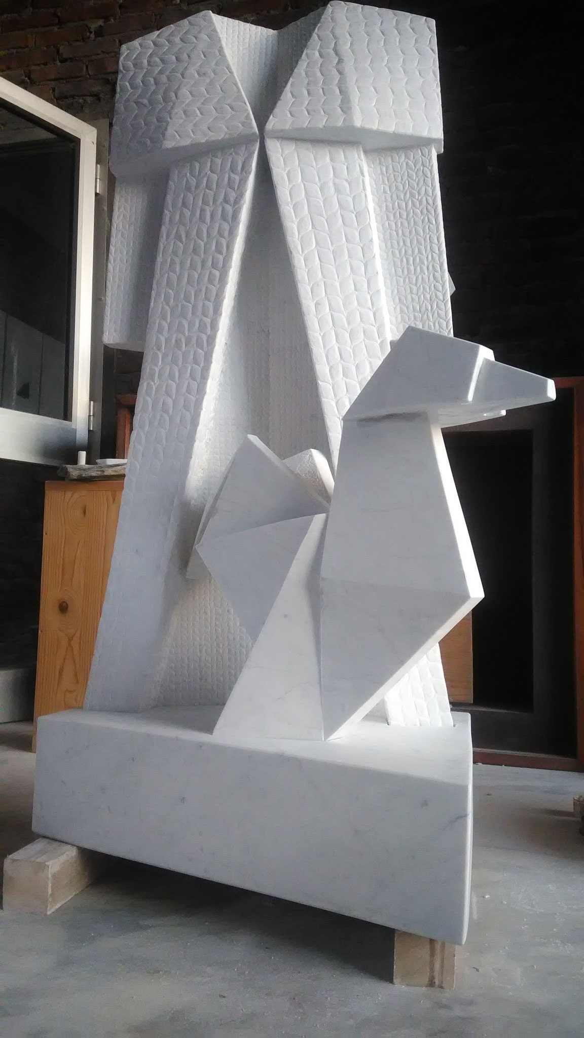 vestito con gallo, marmo bianco Carrara