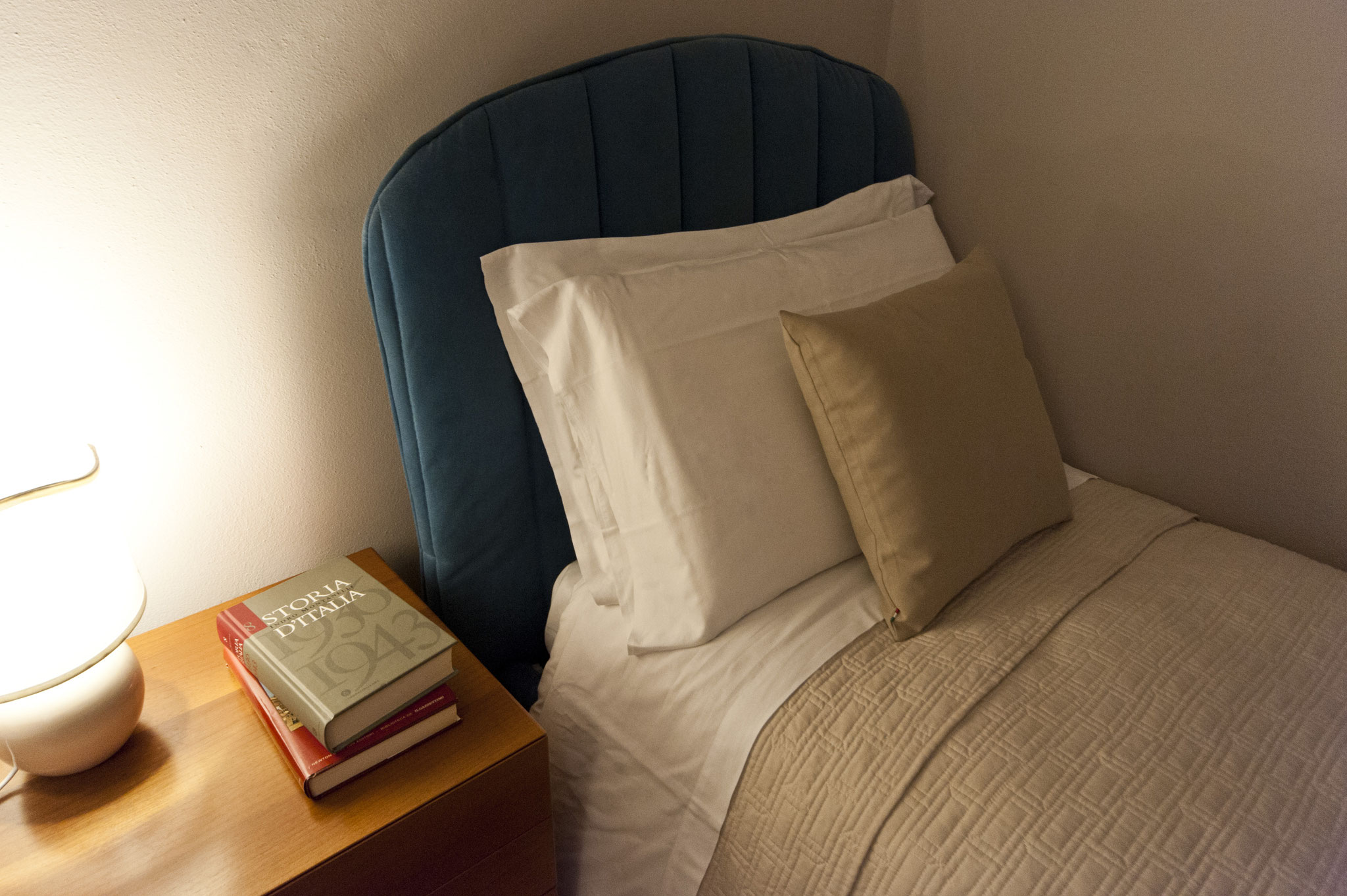 bedroom 2 with 2 single beds