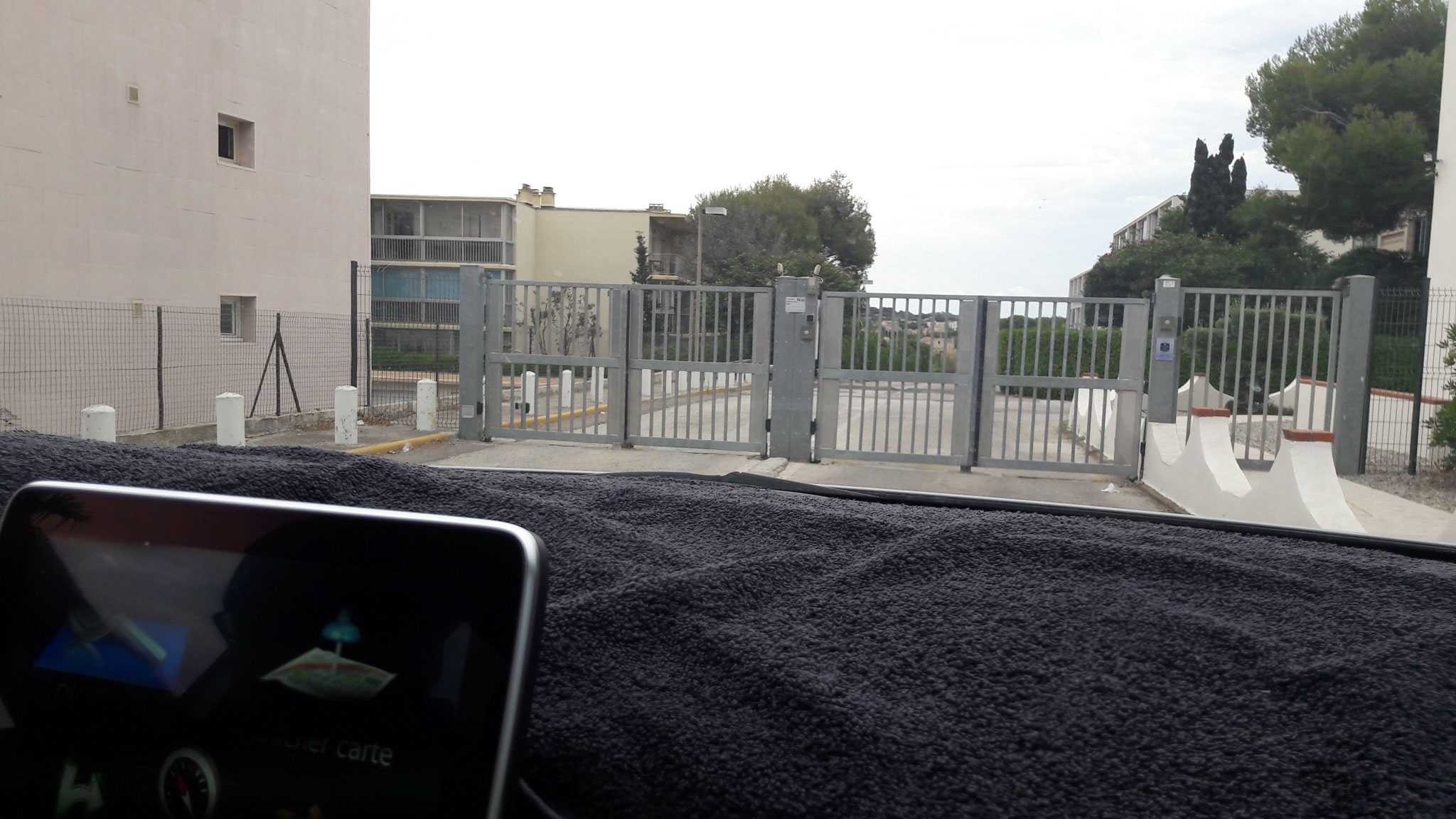 devant le portail du lotissement