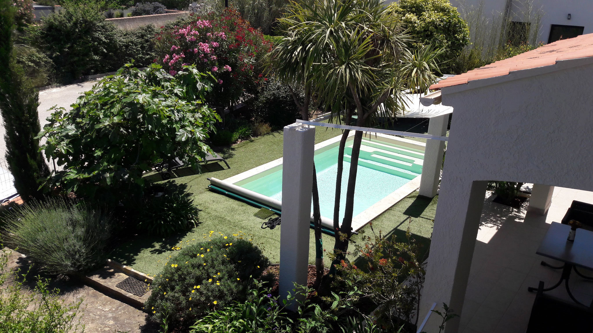  studio ou chambres d'hôtes : Vue sur piscine et jardin