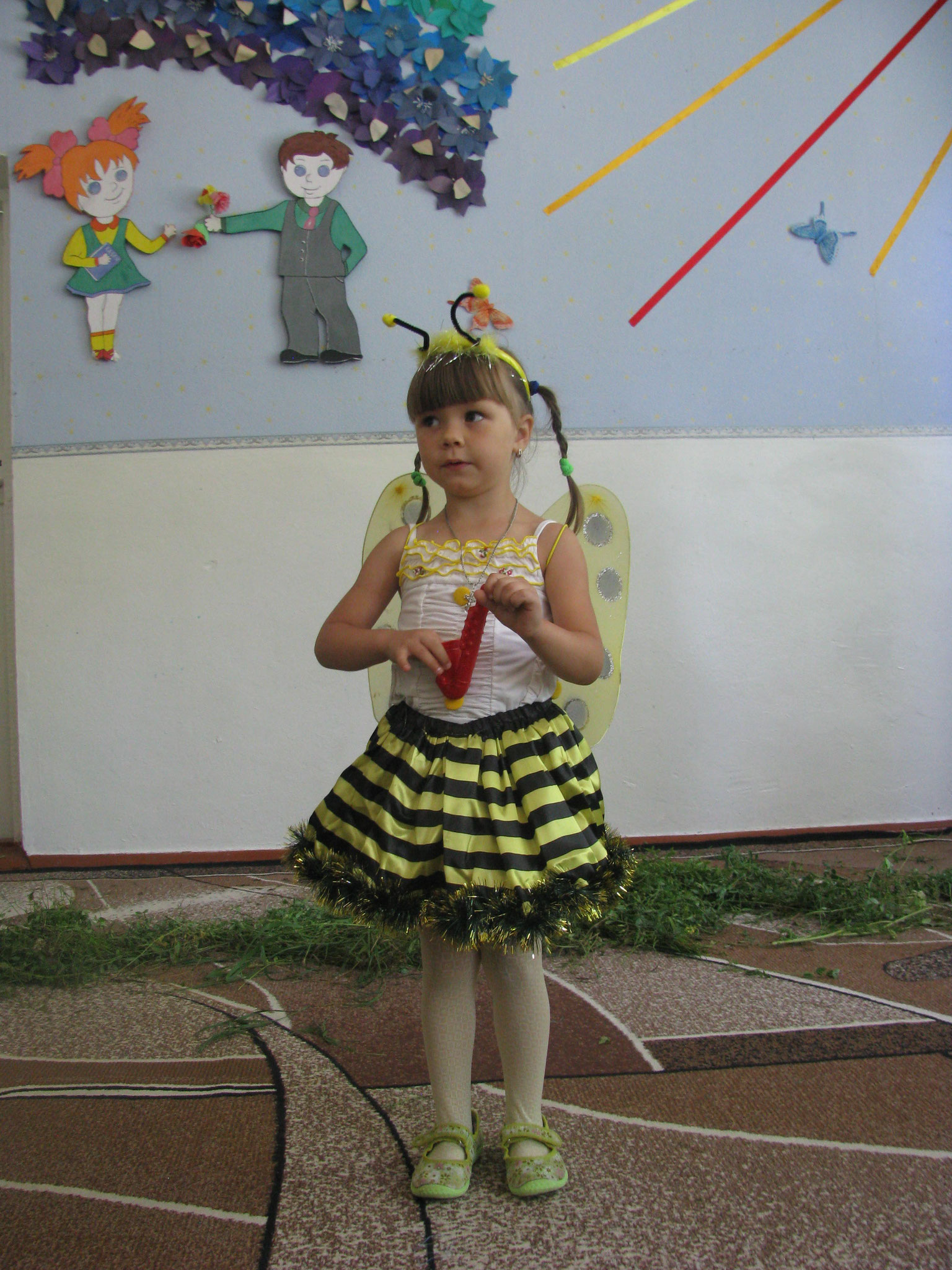 Бджілка,відмінний музикант,заграла для дітей чарівну мелодію.