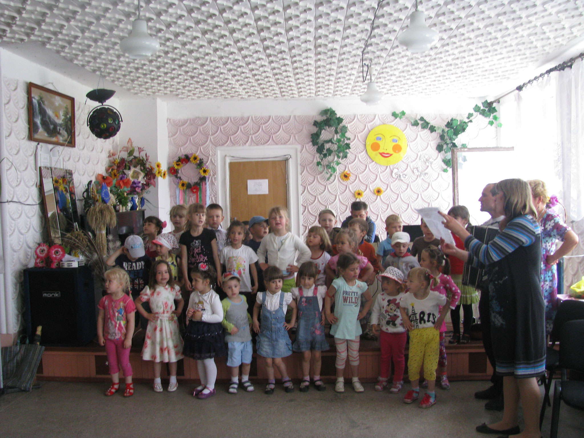 Виступ вихованців в будинку культури з піснею "Сонечко"
