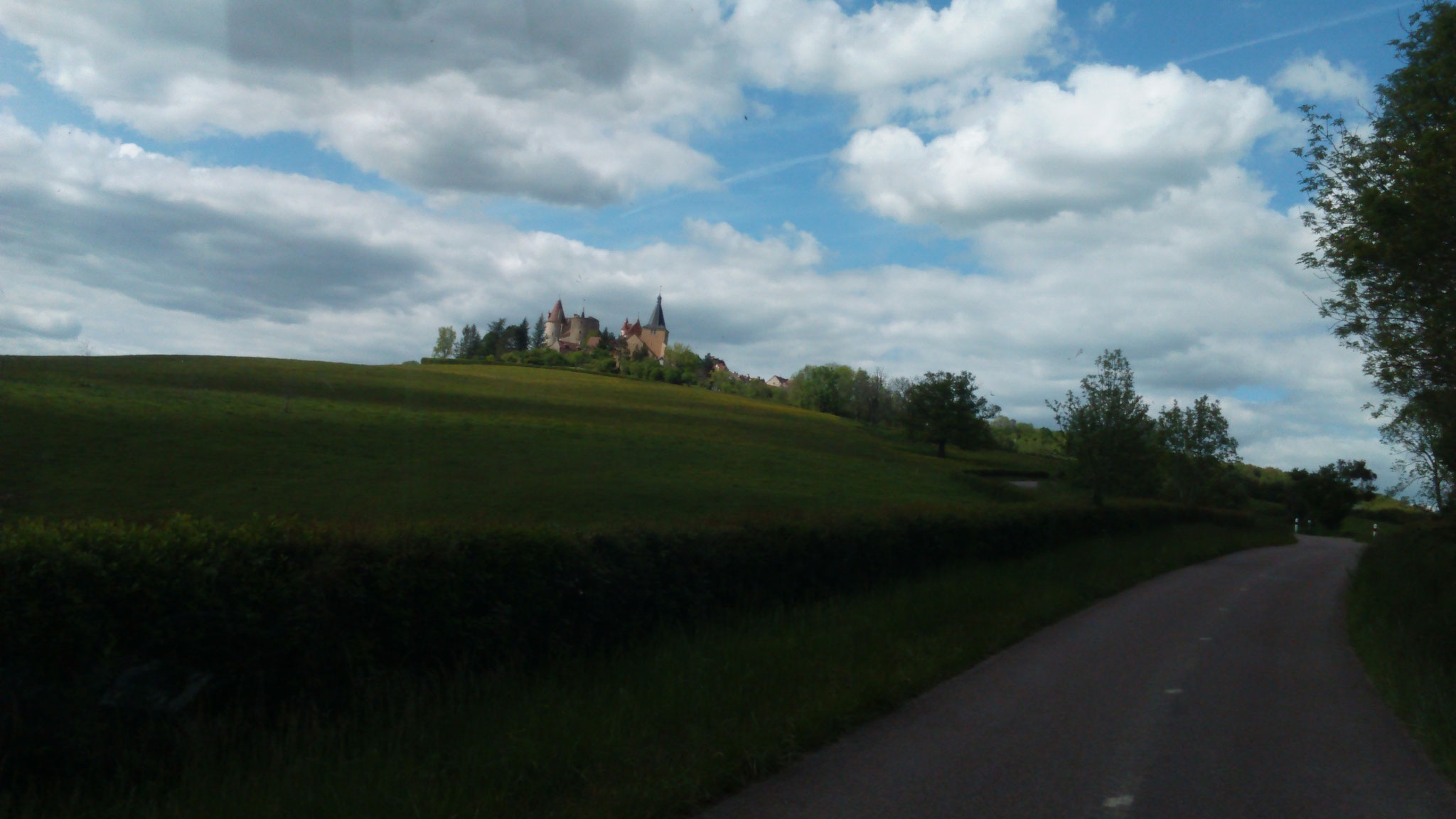 On aperçoit le château