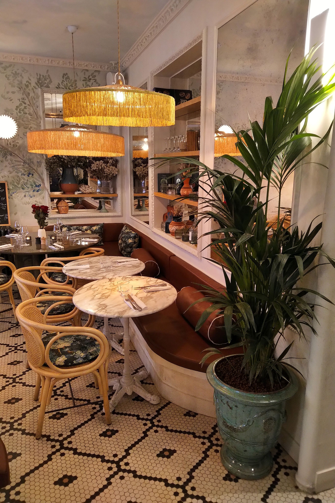 Kentia pour décorer cette salle de restaurant