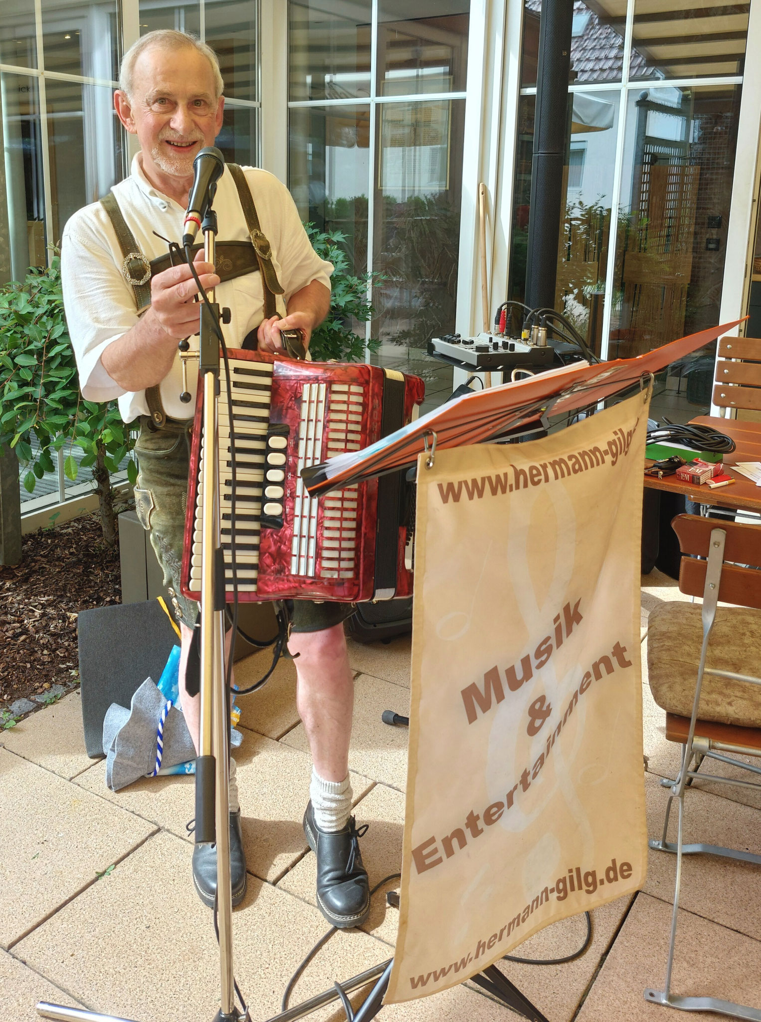 Auf geht´s zur Schunkelrunde mit Entertainer Hermann Gilg