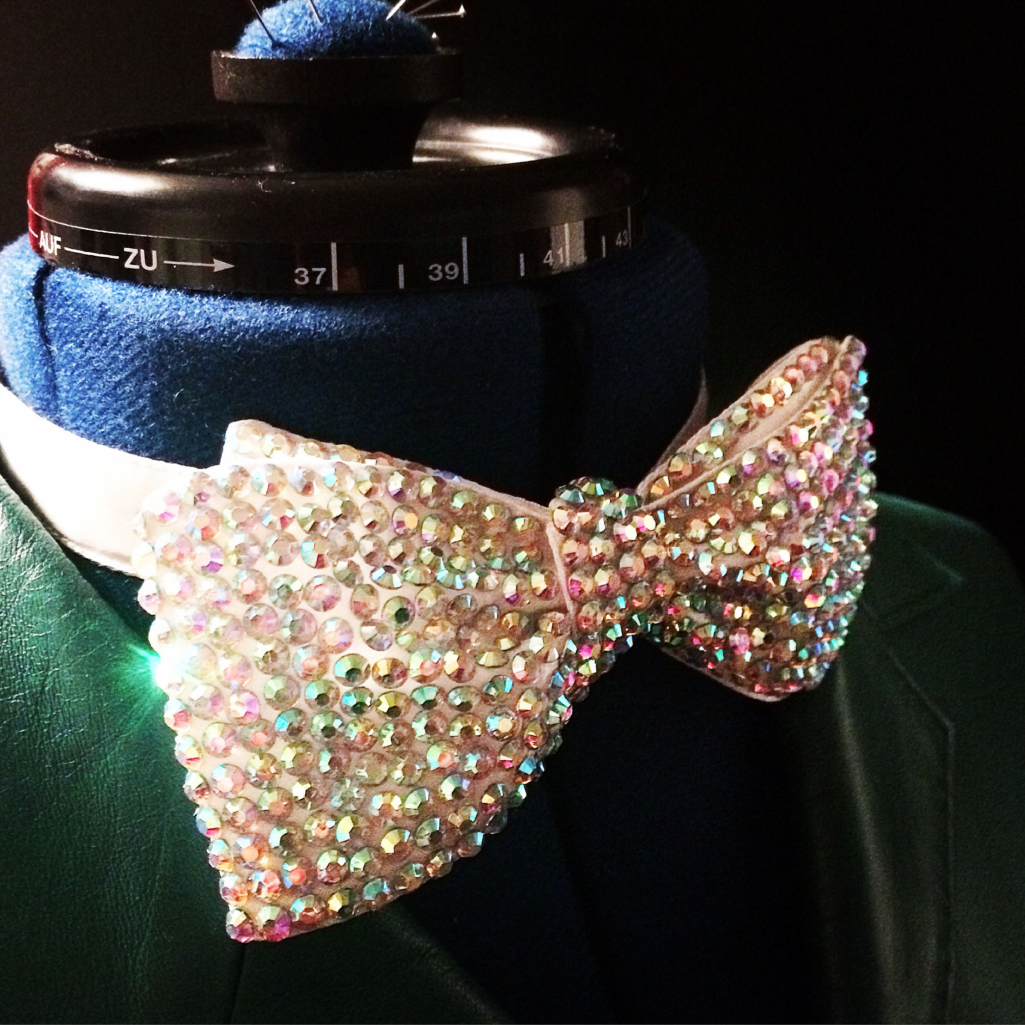 Fliege inspiriert durch Schmuck von Coco Chanel