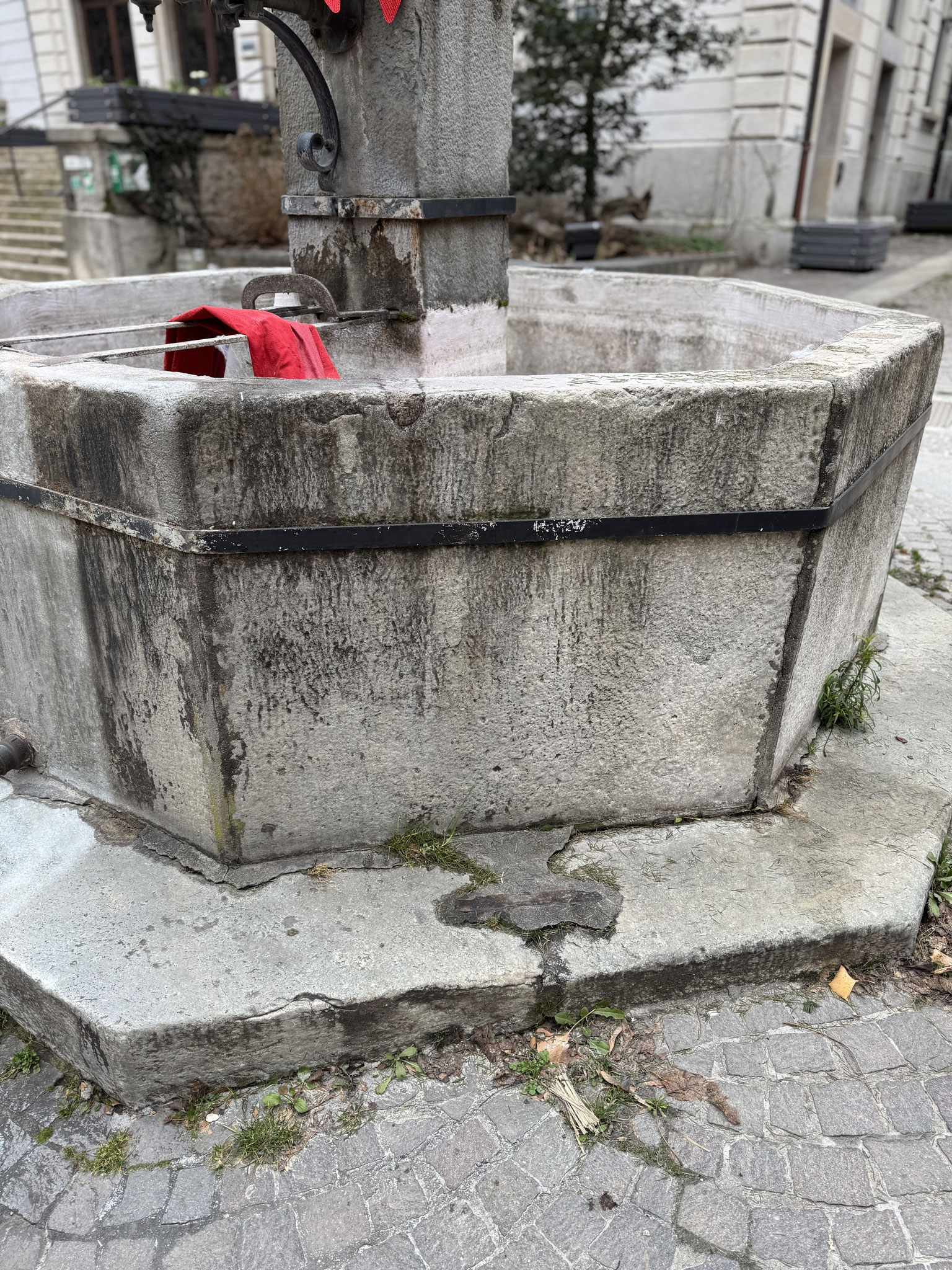nettoyage d'une fontaine en pierre st jean de Maurienne
