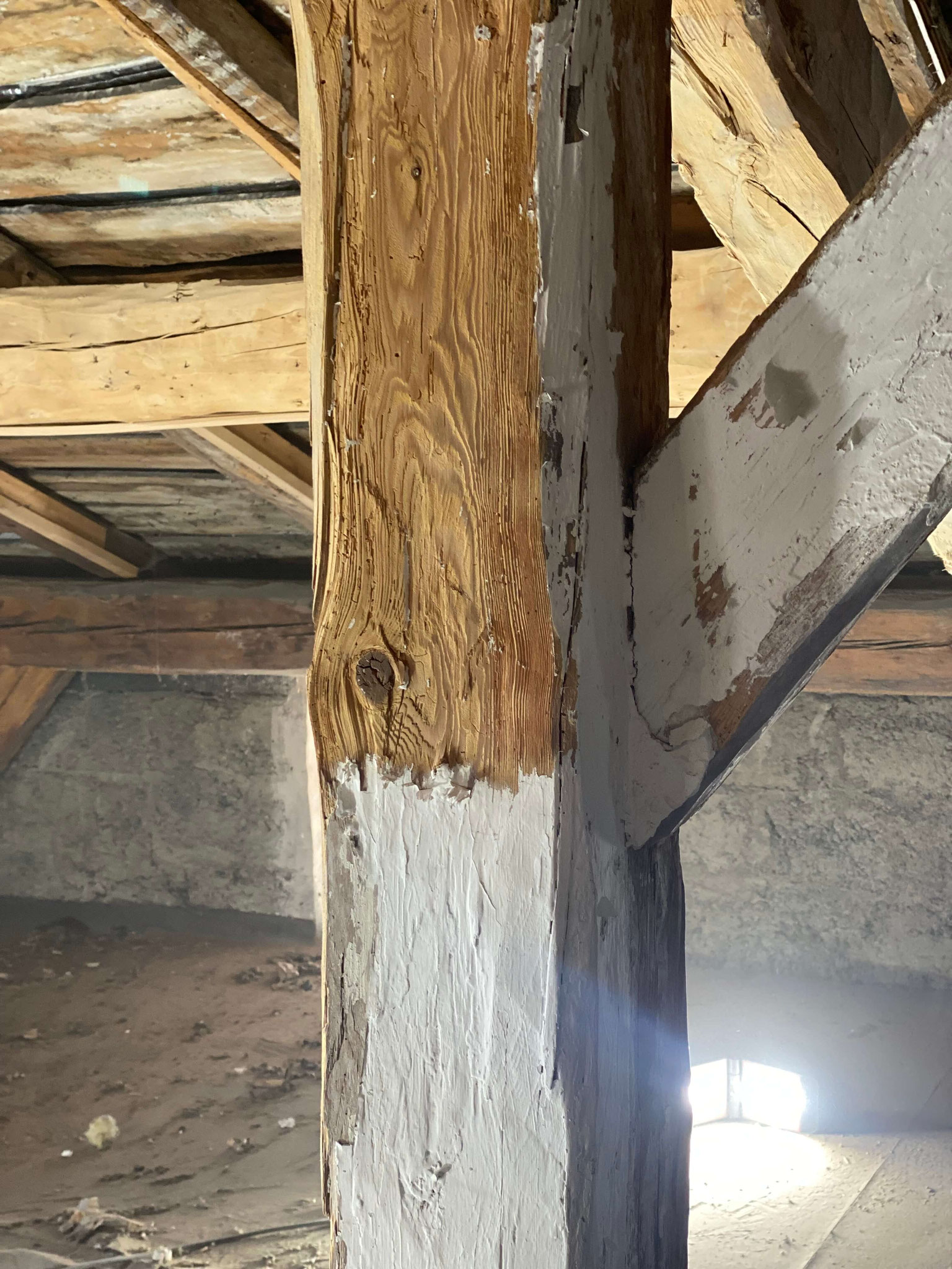 Enlever la peinture sur une charpente ancienne aiton