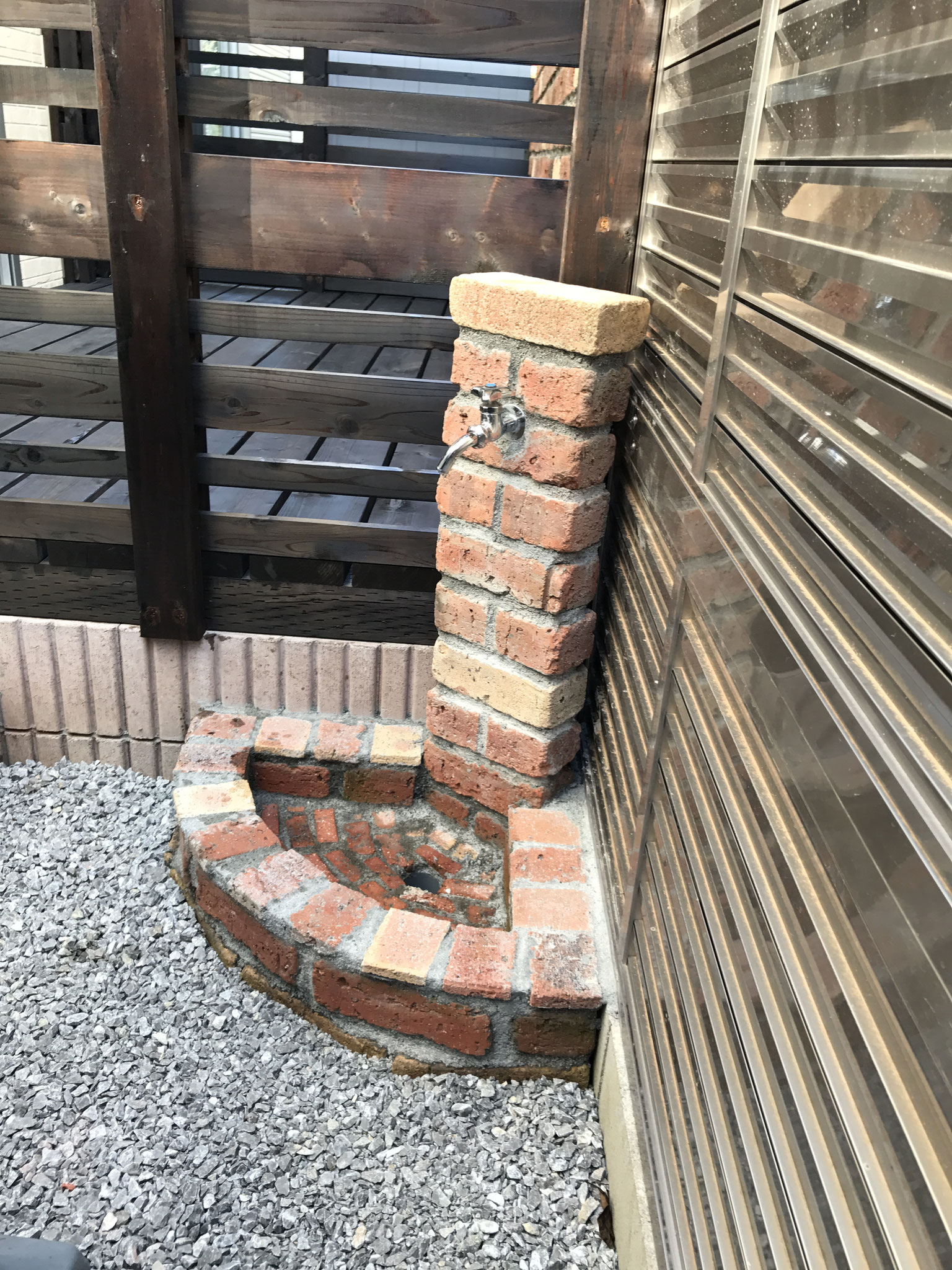 蛇口周りにレンガを積みオシャレになりました