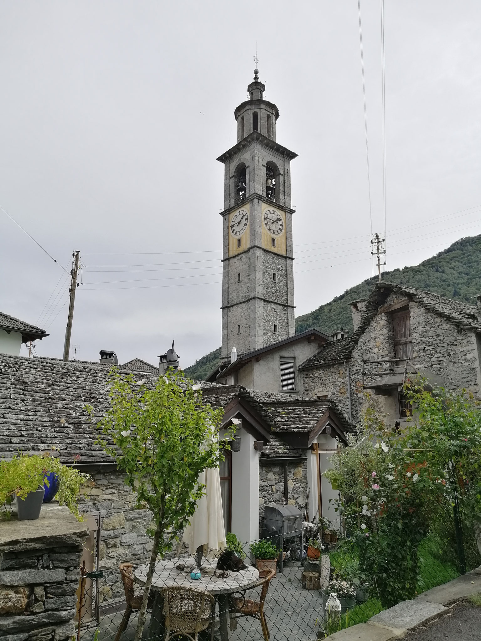 Der höchste Kirchentum im Tessin in Intragna (65 Meter)