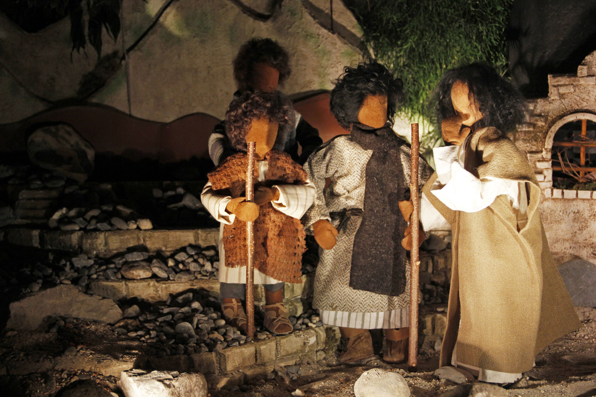 Während sie den Berg hinabstiegen, gebot ihnen Jesus: Erzählt niemand von dem, was ihr gesehen habt, bis der Menschensohn von den Toten auferstanden ist.