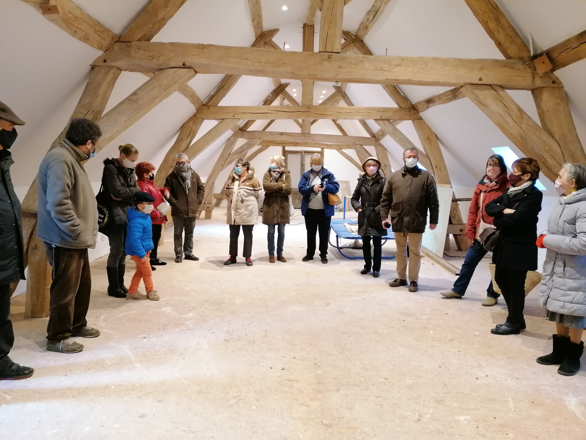 Visite de l'équipe après isolation, éclairage et peinture faites